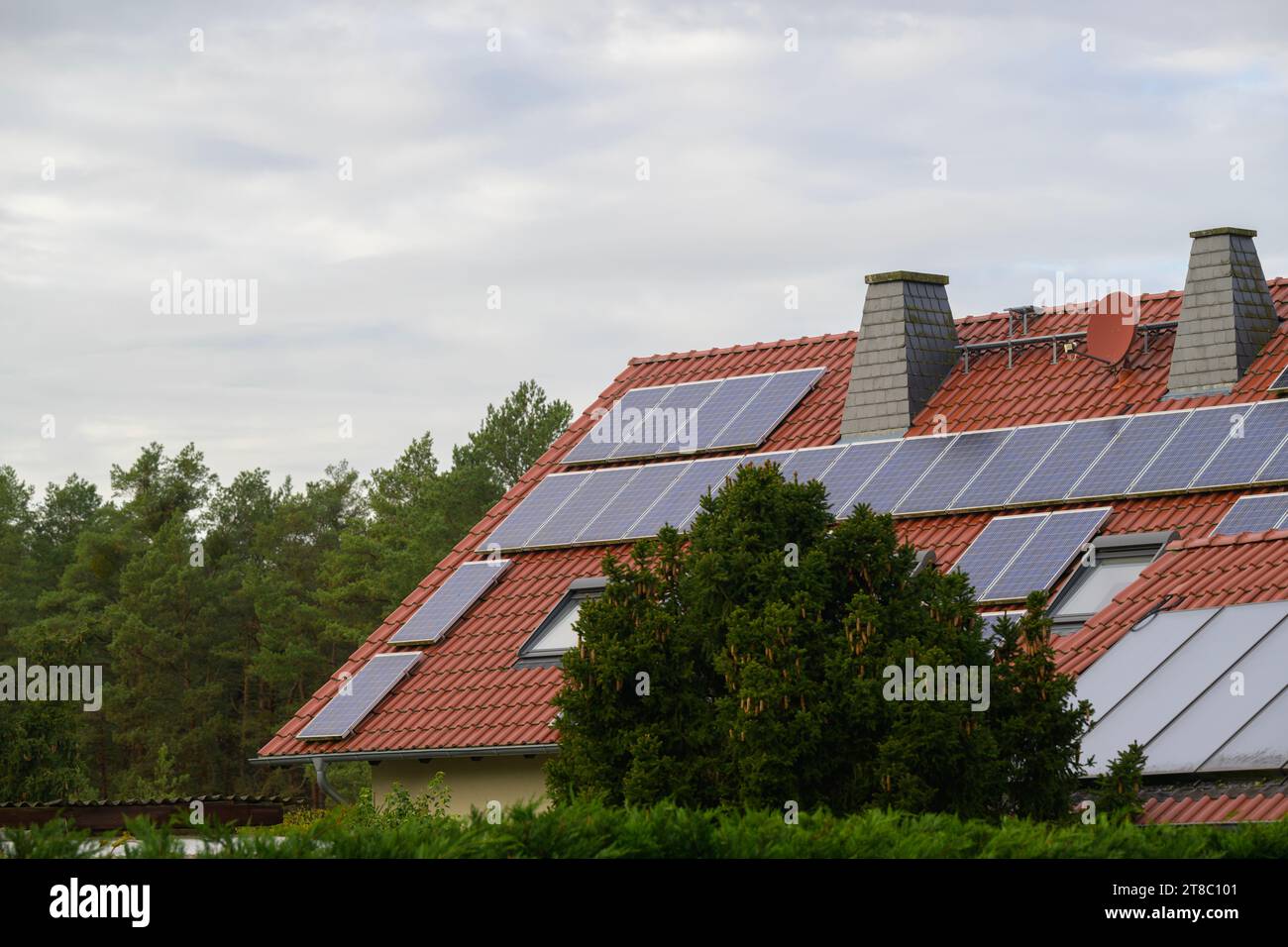 Sonnensystem auf dem Dach eines Hauses Stockfoto