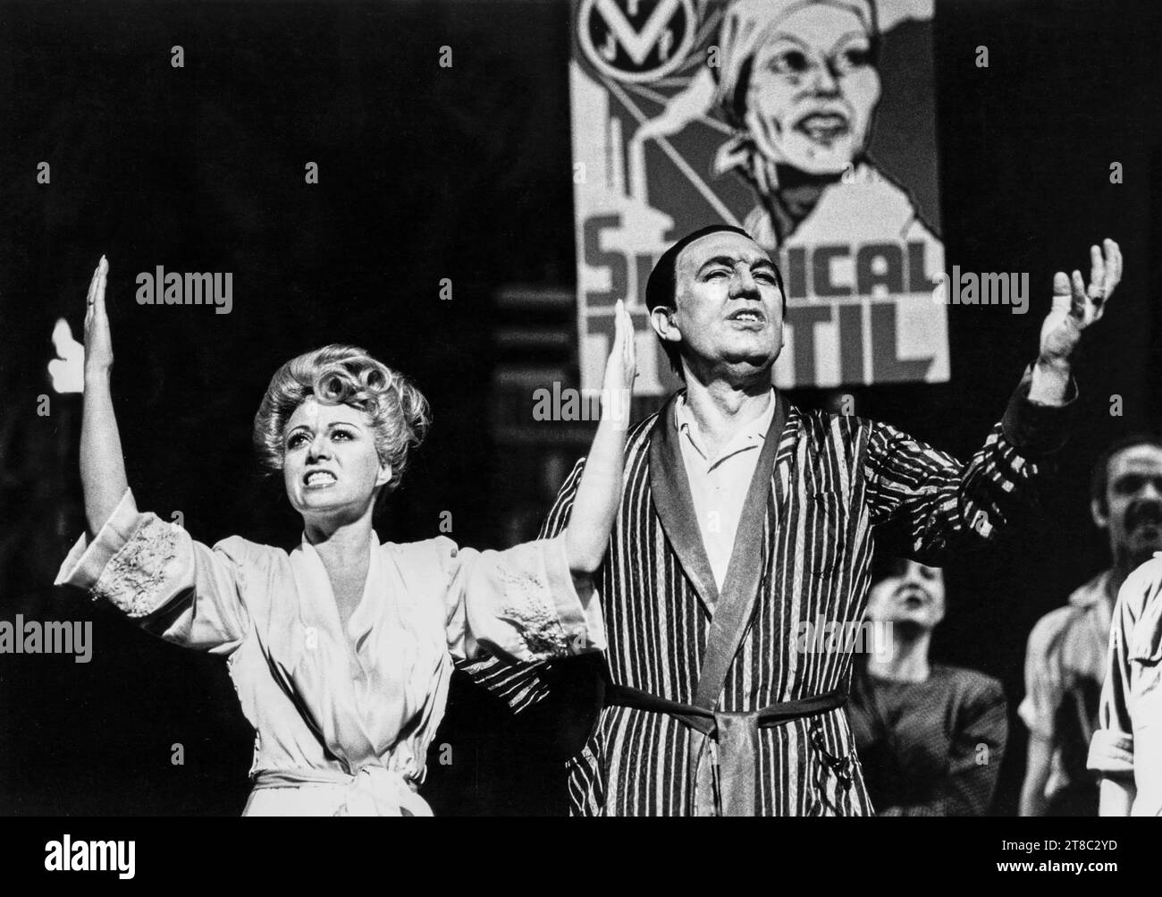 Elaine Paige (Eva), Joss Ackland (Peron) in EVITA im Prince Edward Theatre, London W1 21/06/1978 Musik: Andrew Lloyd Webber Text: Tim Rice Design: Tim OÂ€ Brien & Tazeena Firth Choreographie: Larry Fuller Regisseur: Harold Prince Stockfoto