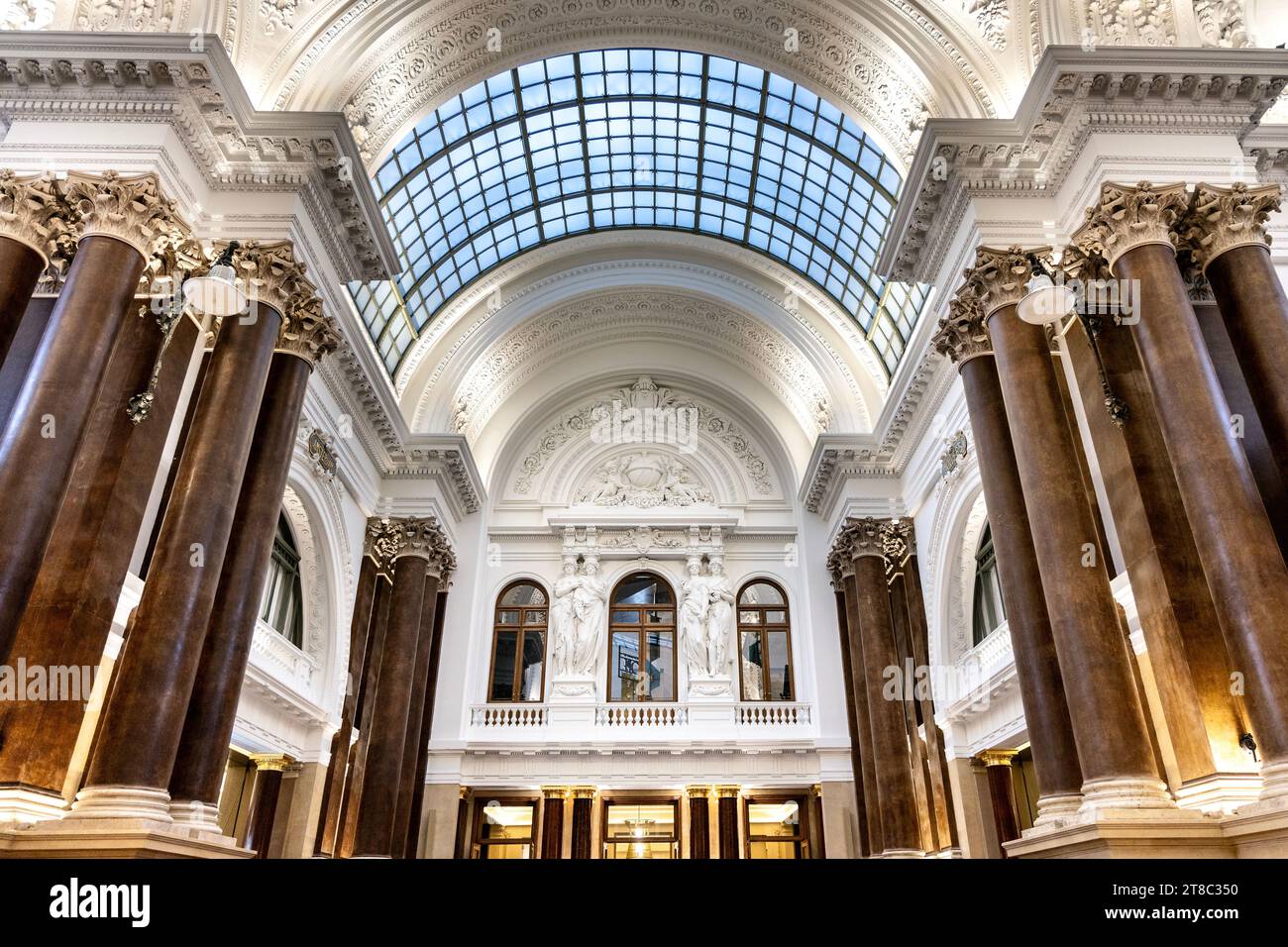Innenraum im palladianischen Stil mit Karyatiden von Antoine Joseph Van Rasbourgh im ehemaligen Gebäude der Brüsseler Börse, Brüssel, Belgien Stockfoto