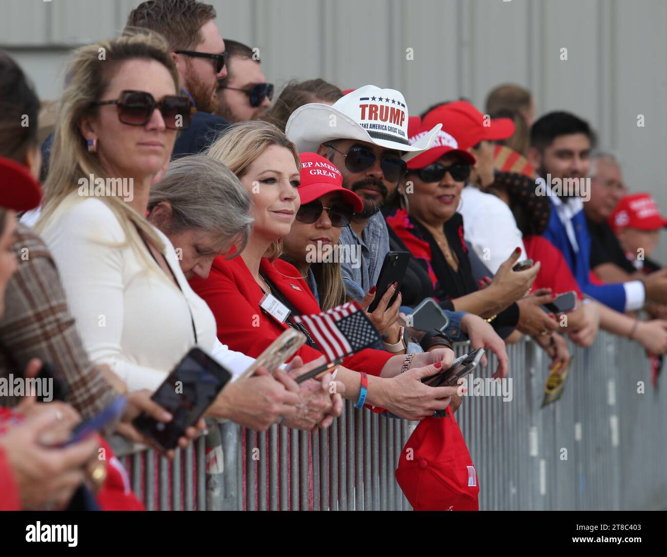 Edinburg, TX, USA. November 2023. Eine Menge wartet auf die Ankunft von Donald Trump (nicht gezeigt). Nehmen Sie das Podium am South Texas International Airport Sonntag, 19. November 2023 in Edinburg, Texas. Quelle: ZUMA Press, Inc./Alamy Live News Stockfoto
