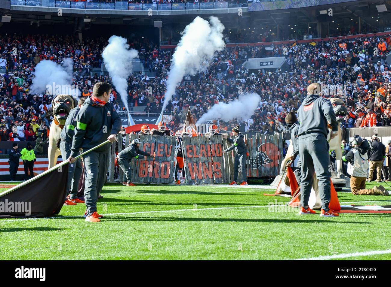 Cleveland, Ohio, USA. November 2023. 19. November 2023 der Eintritt des Cleveland Browns Pre-Game-Teams während der Pittsburgh Steelers vs Cleveland Browns in Cleveland, OH. Jake Mysliwczyk/AMG Media (Kreditbild: © Jake Mysliwczyk/BMR via ZUMA Press Wire) NUR ZUR REDAKTIONELLEN VERWENDUNG! Nicht für kommerzielle ZWECKE! Quelle: ZUMA Press, Inc./Alamy Live News Stockfoto