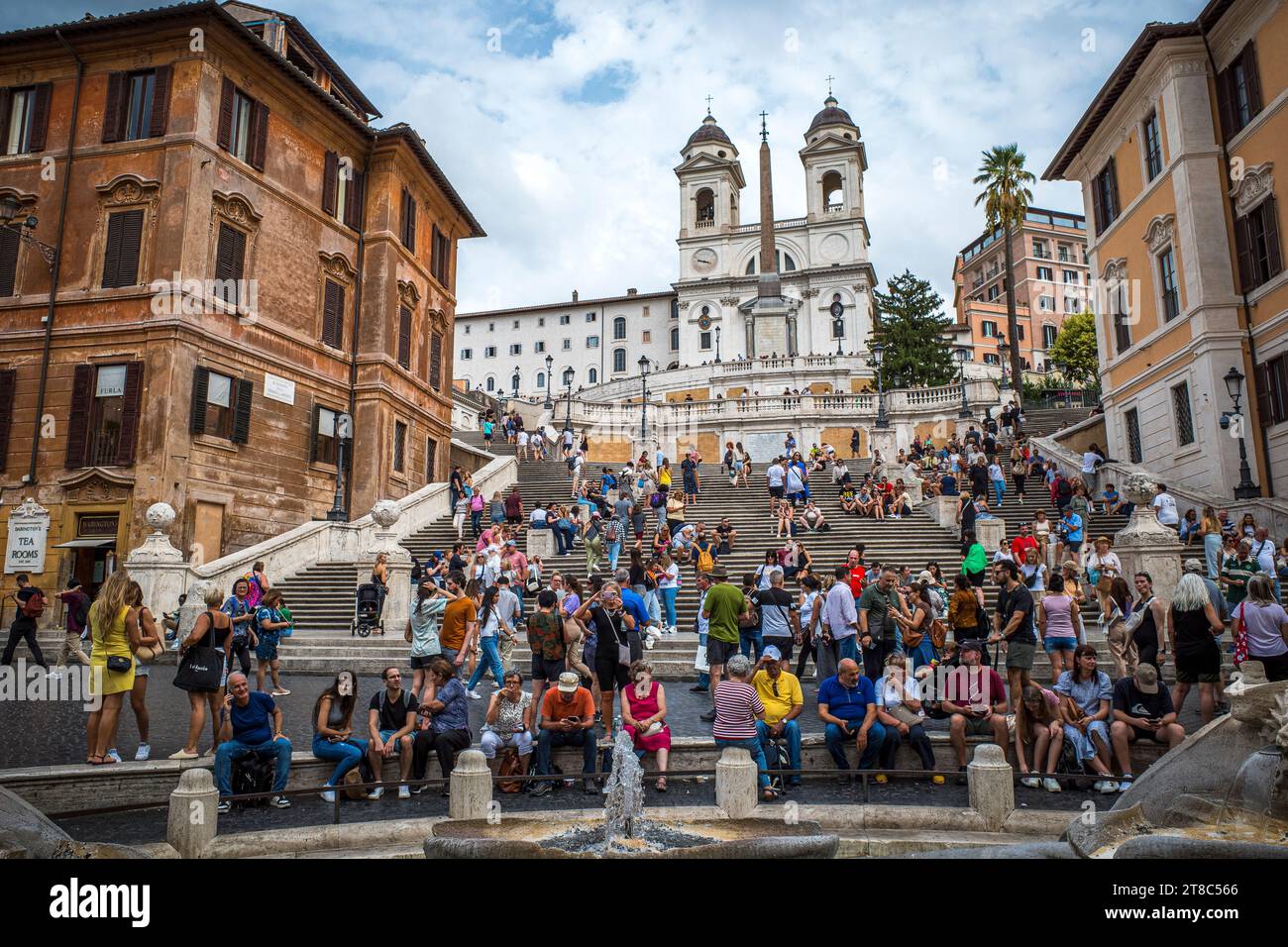 Viele Touristen an der Spanischen Treppe in Rom, Italien Stockfoto
