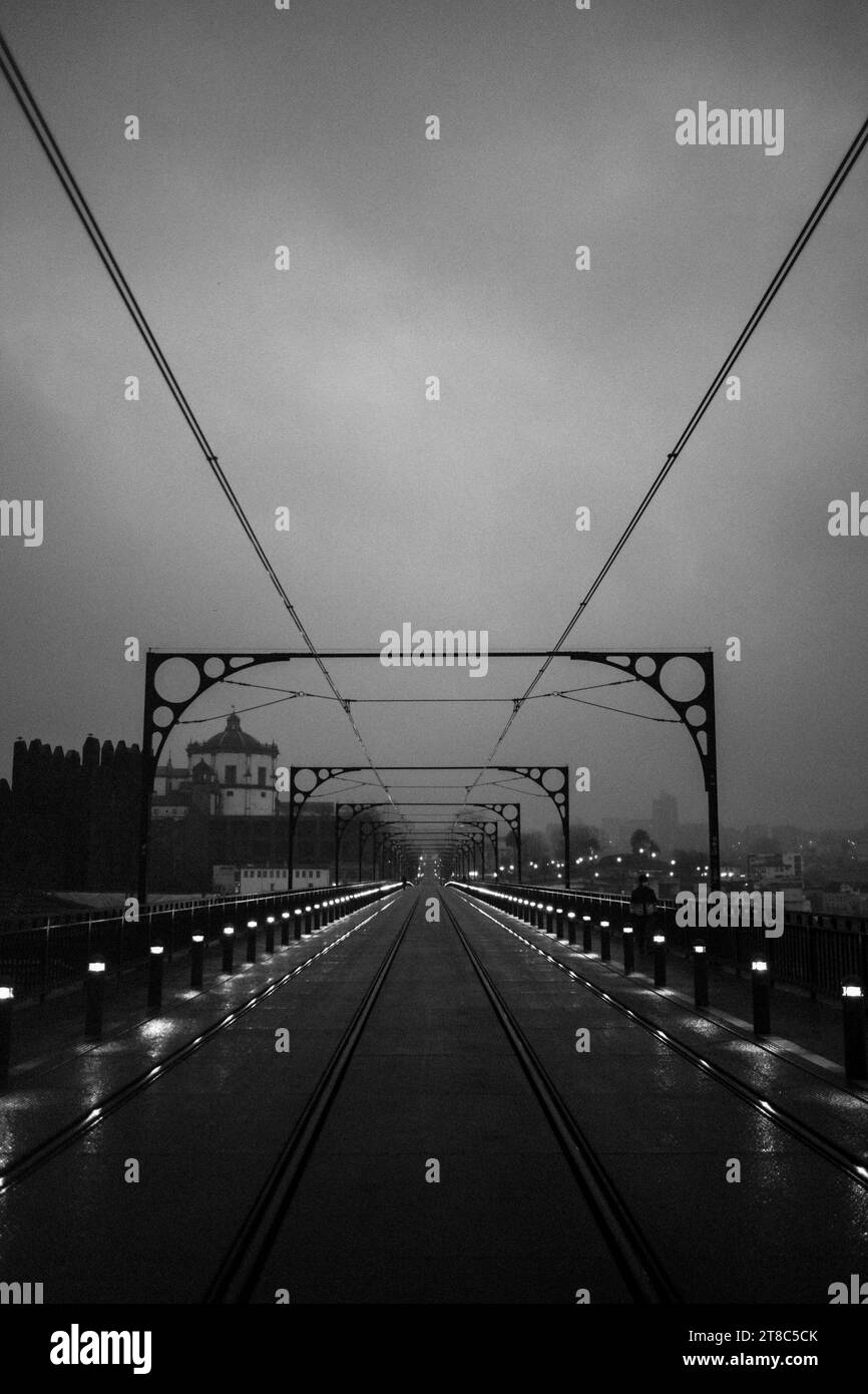 Die Eiserne Brücke Dom Luis I bei Nacht in Porto, Portugal. Simulation der Filmkörnung. Stockfoto