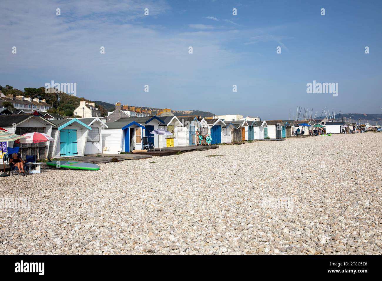 Lyme Regis Dorset England, farbenfrohe Strandhütten am Kieselsteinstrand Monmouth Beach, englische Küste, Großbritannien, 2023 Stockfoto