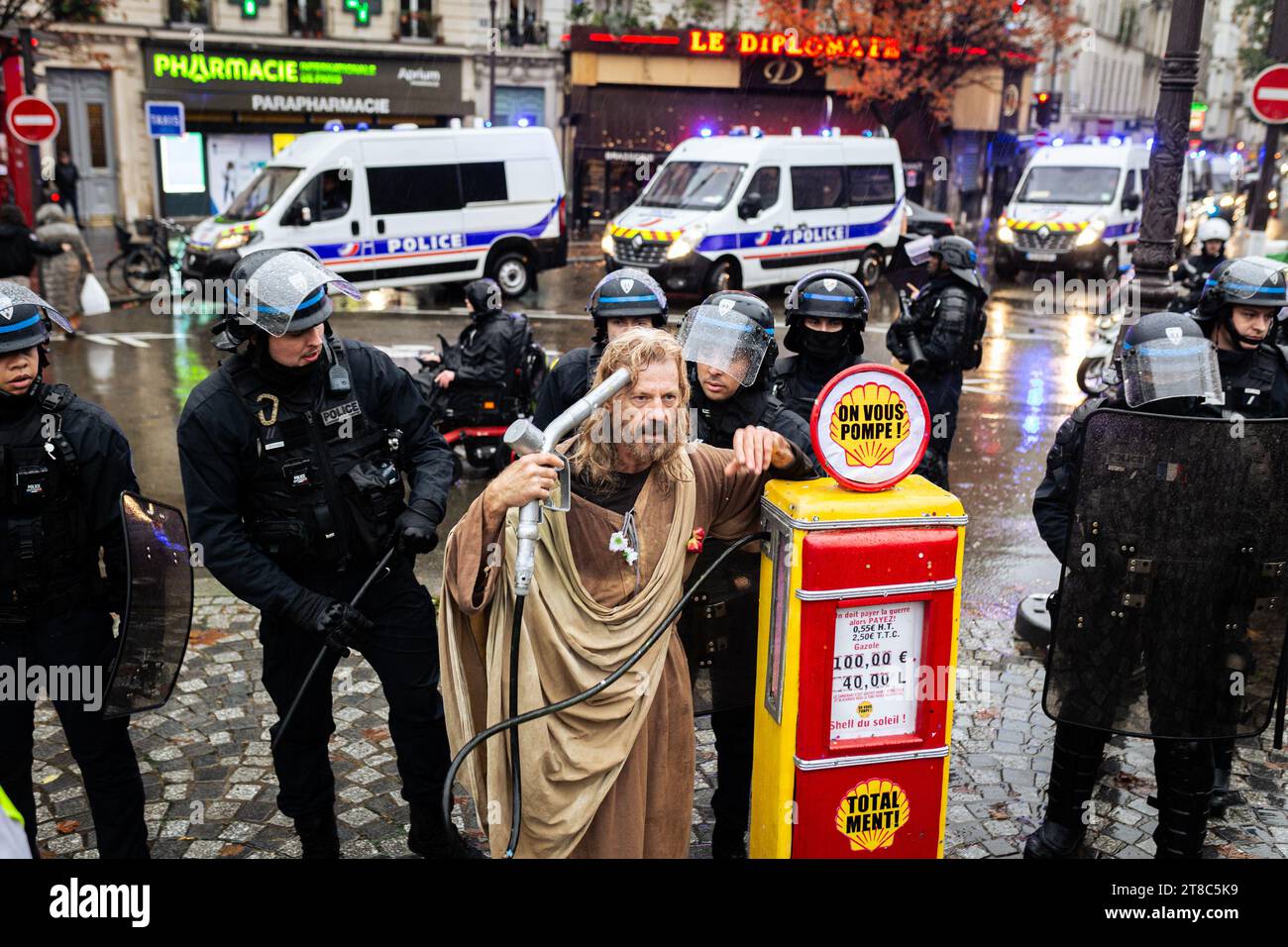 Paris, Frankreich. November 2023. Ein kostümierter Demonstrant tritt mit einer Benzinbombe vor einem Polizeikommando während der Gelbwesten-Demonstration am Place Franz Liszt auf. Rund 450 Menschen waren bei der Demonstration „Gilets Jaunes“ (Gelbwesten) zum fünften Jahrestag der Bewegung anwesend. Nach Angaben der Polizei wurden während des Protestes acht Demonstranten verhaftet.die Gelbweste-Bewegung wurde 2018 geboren, um Emmanuel Macrons Politik zu kritisieren. Quelle: SOPA Images Limited/Alamy Live News Stockfoto