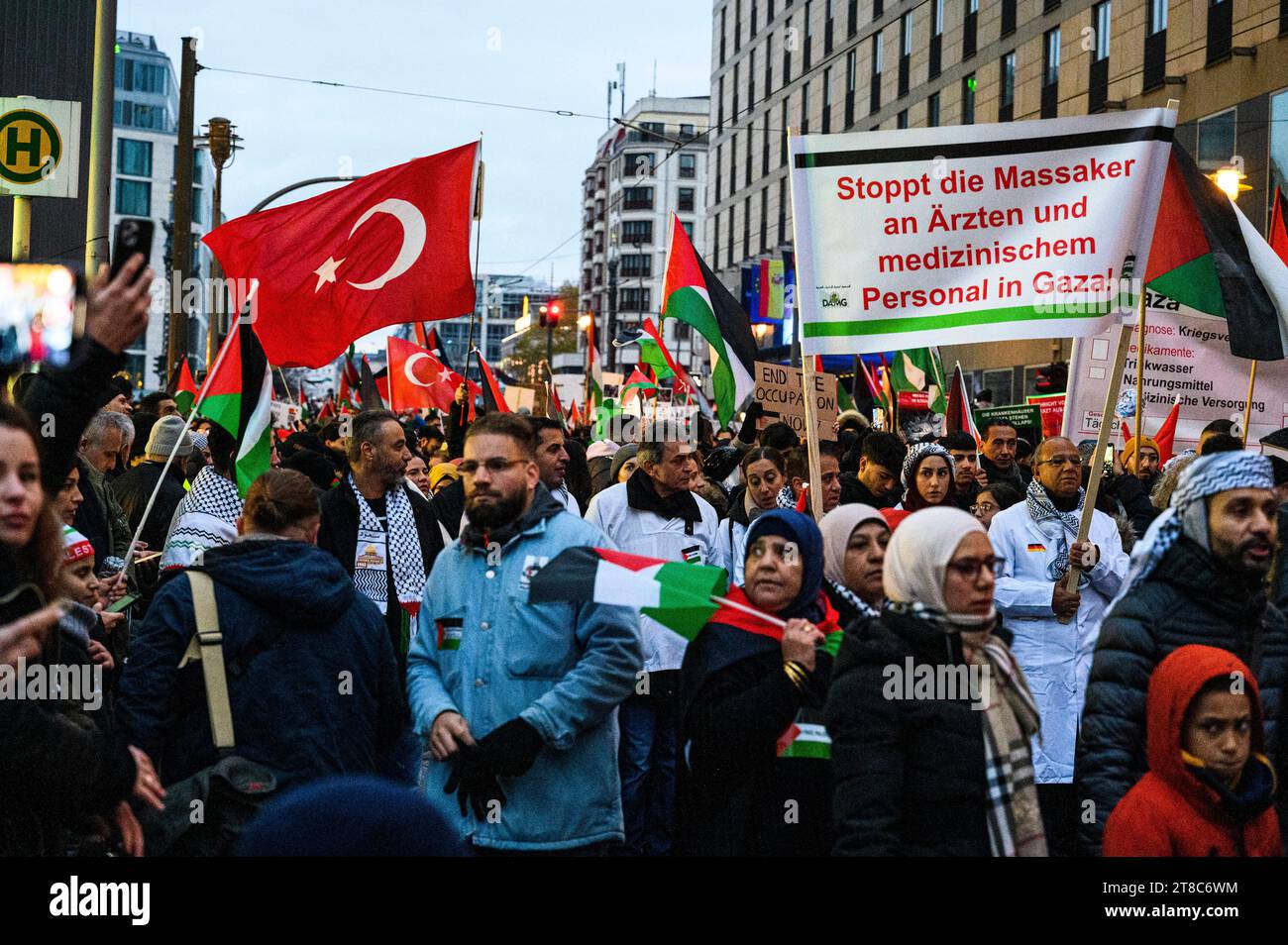 Pro-Palästinensische Demo in Berlin ca. 4000 Menschen nahmen am 18.11.2023 an einer Pro-Palästinensischen Demo Teil, zu der unter anderem der in islamistischen Kreisen sich bewegende Influenzer Serhat Sisik aka. Aggressionsprobleme aufgerufen hat und an deren Ende Jürgen Todenhöfer eine Rede hält. Unter dem Motto für den Frieden. Gegen den Hass. Liefen die Teilnehmer vom Invalidenpark bis kurz vor dem Großen Stern. Neben Freiheit für Palästina, Freiheit für Gaza, gab es auch Rufe wie Deutschland finanziert, Israel bombardiert und Stoppt den Völkermord. Insgesamter Krieg die Stimmung sehr Pressefe Stockfoto