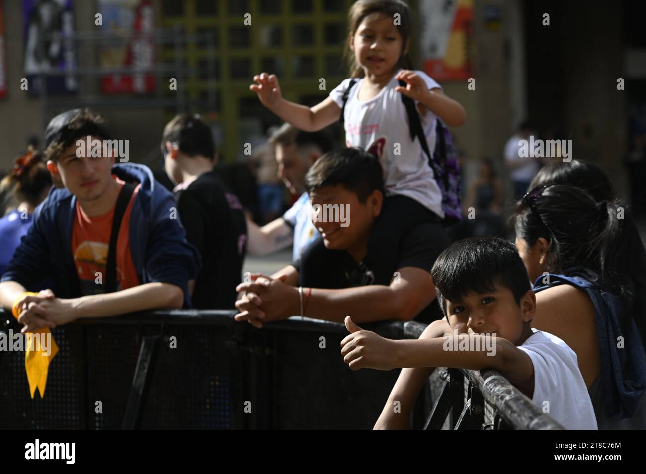 Buenos Aires, Argentinien. November 2023. Anhänger des rechtskonservativen Präsidentschaftskandidaten Milei warten nach der Stichwahl auf die Wahlergebnisse. Quelle: Igor Wagner/dpa/Alamy Live News Stockfoto