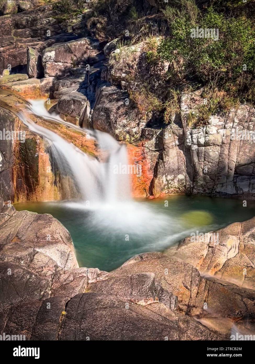 Cascata do Tahiti ist auch bekannt als Fecha das Barjas und ist ein Wasserfall mit mehreren natürlichen Pools, in denen Sie schwimmen können. Es befindet sich in der Peneda Gêre Stockfoto