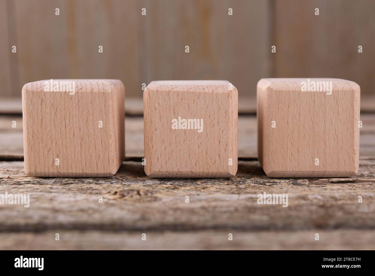 Internationale Organisation für Normung. Würfel mit der Abkürzung ISO auf Holztisch, Großansicht Stockfoto