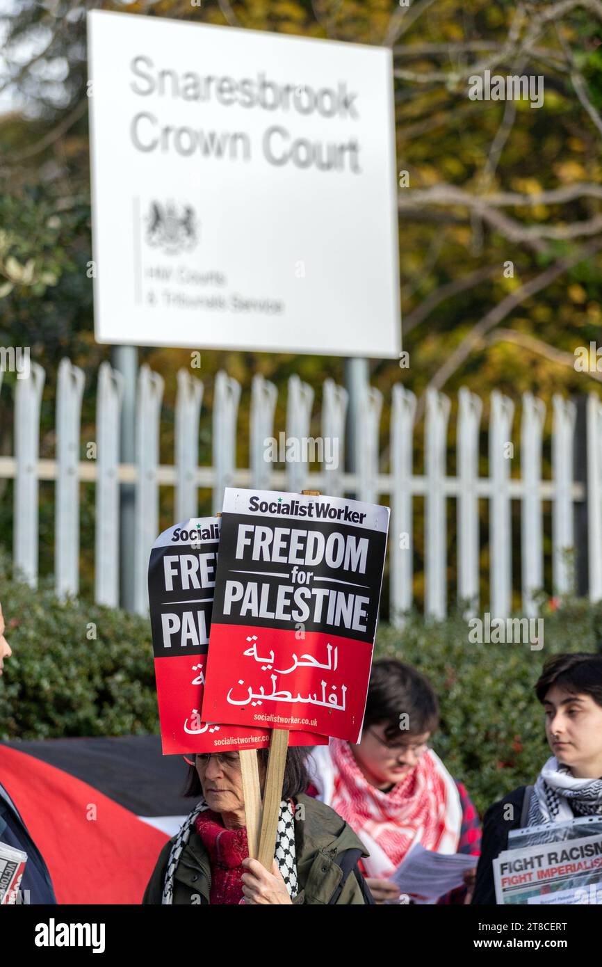 Snaresbrook Crown Court, London, Großbritannien. Dienstag, 14. November 2023. Der sechswöchige Prozess gegen acht Angeklagte, bekannt als Elbit Eight, läuft wegen Anklage, einschließlich Verschwörung zur Begehung von strafrechtlichen Schäden, Verschwörung zum Einbruch und Verschwörung zur Erpressung für drei Angeklagte. Der Fall betrifft Maßnahmen gegen Elbit Systems, einen der größten israelischen Waffenhersteller im Vereinigten Königreich. Stockfoto Snaresbrook Crown Court, London, Großbritannien. Dienstag, 14. November 2023. Der sechswöchige Prozess gegen acht Angeklagte, bekannt als Elbit Eight, läuft wegen Anklage, einschließlich Verschwörung zur Begehung von strafrechtlichen Schäden, Verschwörung zum Einbruch und Verschwörung zur Erpressung für drei Angeklagte. Der Fall betrifft Maßnahmen gegen Elbit Systems, einen der größten israelischen Waffenhersteller im Vereinigten Königreich. Stockfoto