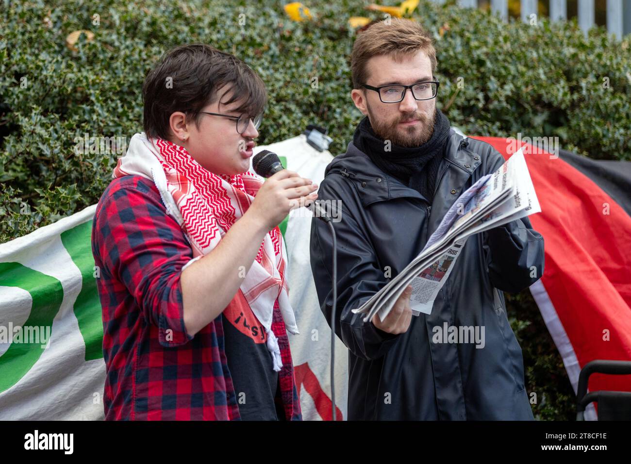 Snaresbrook Crown Court, London, Großbritannien. Dienstag, 14. November 2023. Der sechswöchige Prozess gegen acht Angeklagte, bekannt als Elbit Eight, läuft wegen Anklage, einschließlich Verschwörung zur Begehung von strafrechtlichen Schäden, Verschwörung zum Einbruch und Verschwörung zur Erpressung für drei Angeklagte. Der Fall betrifft Maßnahmen gegen Elbit Systems, einen der größten israelischen Waffenhersteller im Vereinigten Königreich. Stockfoto Snaresbrook Crown Court, London, Großbritannien. Dienstag, 14. November 2023. Der sechswöchige Prozess gegen acht Angeklagte, bekannt als Elbit Eight, läuft wegen Anklage, einschließlich Verschwörung zur Begehung von strafrechtlichen Schäden, Verschwörung zum Einbruch und Verschwörung zur Erpressung für drei Angeklagte. Der Fall betrifft Maßnahmen gegen Elbit Systems, einen der größten israelischen Waffenhersteller im Vereinigten Königreich. Stockfoto