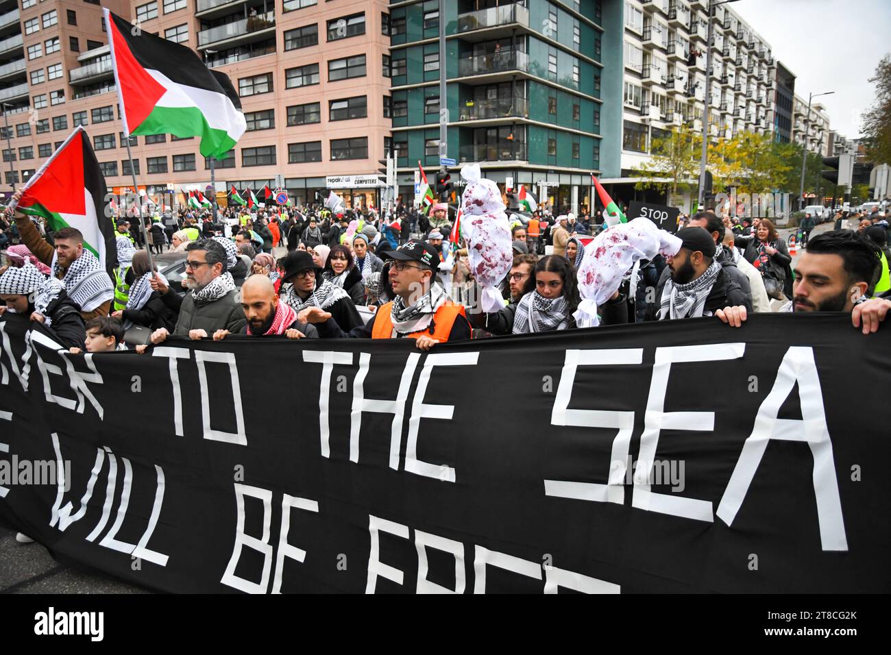 Rotterdam, Niederlande, 19. november 2023. Tausende von Menschen versammelten sich im Zentrum von Rotterdam, um gegen den Krieg in Gaza zu protestieren.Credit:Pmvfoto/Alamy Live News Stockfoto