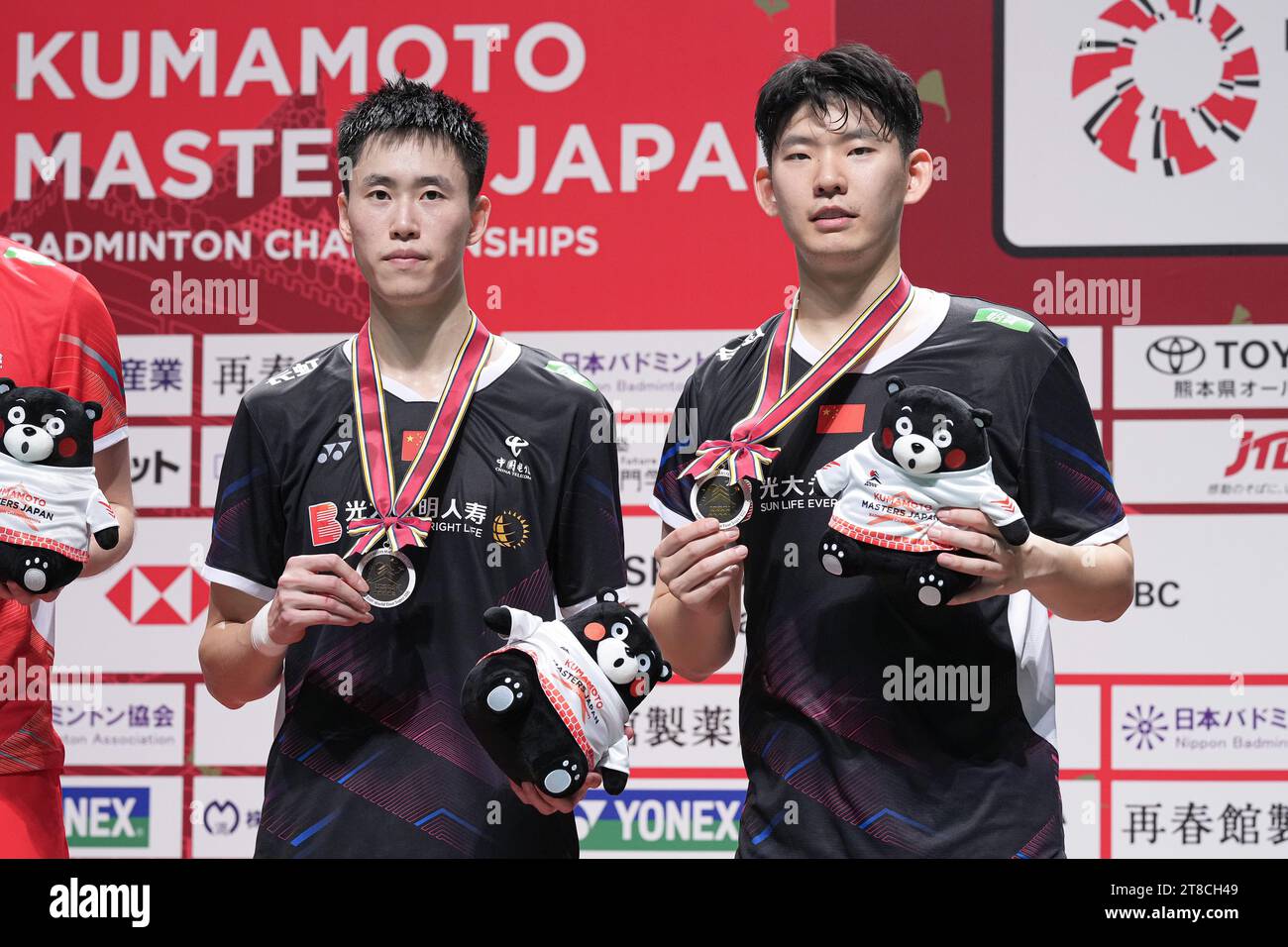 Kumamoto, Japan. November 2023. Liu Yu Chen & Ou Xuan Yi (CHN) Badminton : Kumamoto Masters Japan 2023 Men's Doubles Award Zeremonie im Kumamoto Präfekturgymnasium in Kumamoto, Japan. Quelle: AFLO SPORT/Alamy Live News Stockfoto