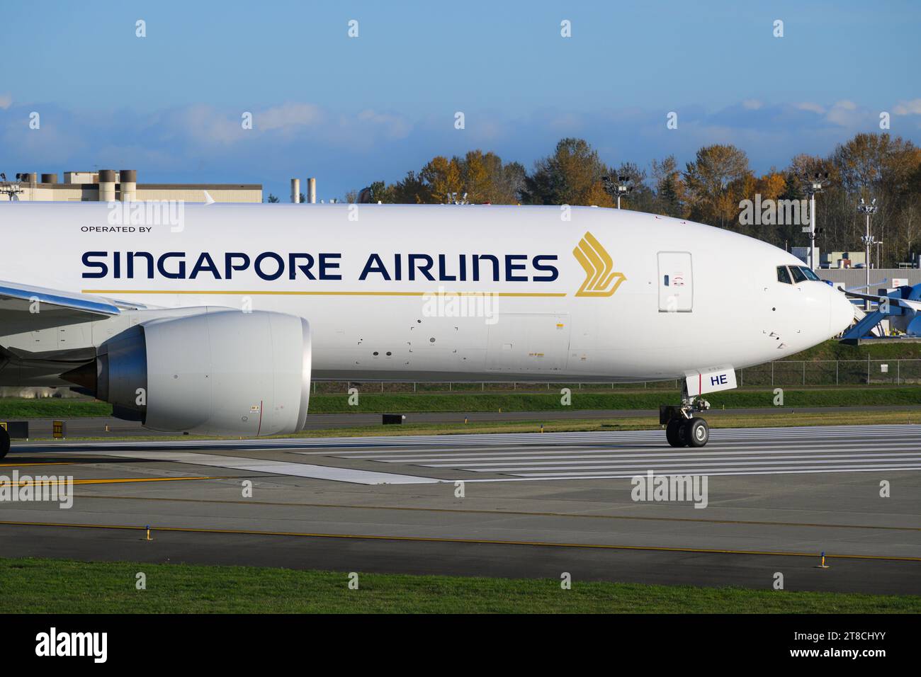 Everett, WA, USA – 11. November 2023; Partnerflugzeuge von Sinapore Airlines und DHL in gemeinsamer Lackierung der Unternehmen Stockfoto