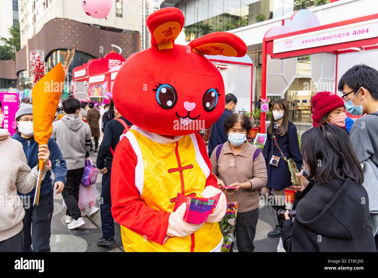 SHEN ZHEN, CHINA - 19. Januar 2023: Chinesische Neujahrs-Kaninchenpuppe schenkt Menschen Geld für das chinesische Neujahr in Shenzhen Frühlingsfest Blumenmesse Stockfoto
