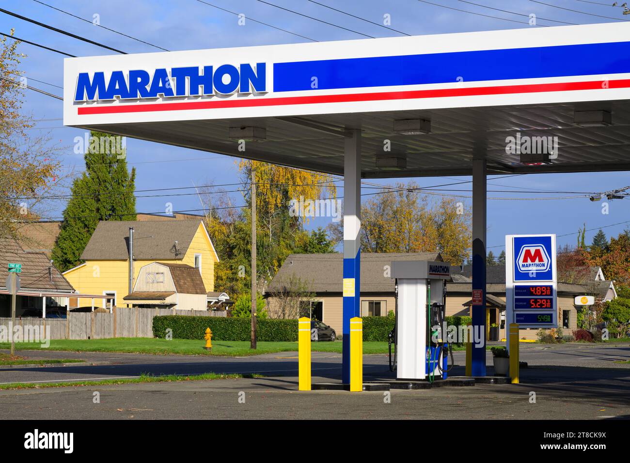 Snohomish, WA, USA - 8. November 2023; Tankstelle mit Name und Marke auf Markise der Marathon Petroleum Corporation Stockfoto