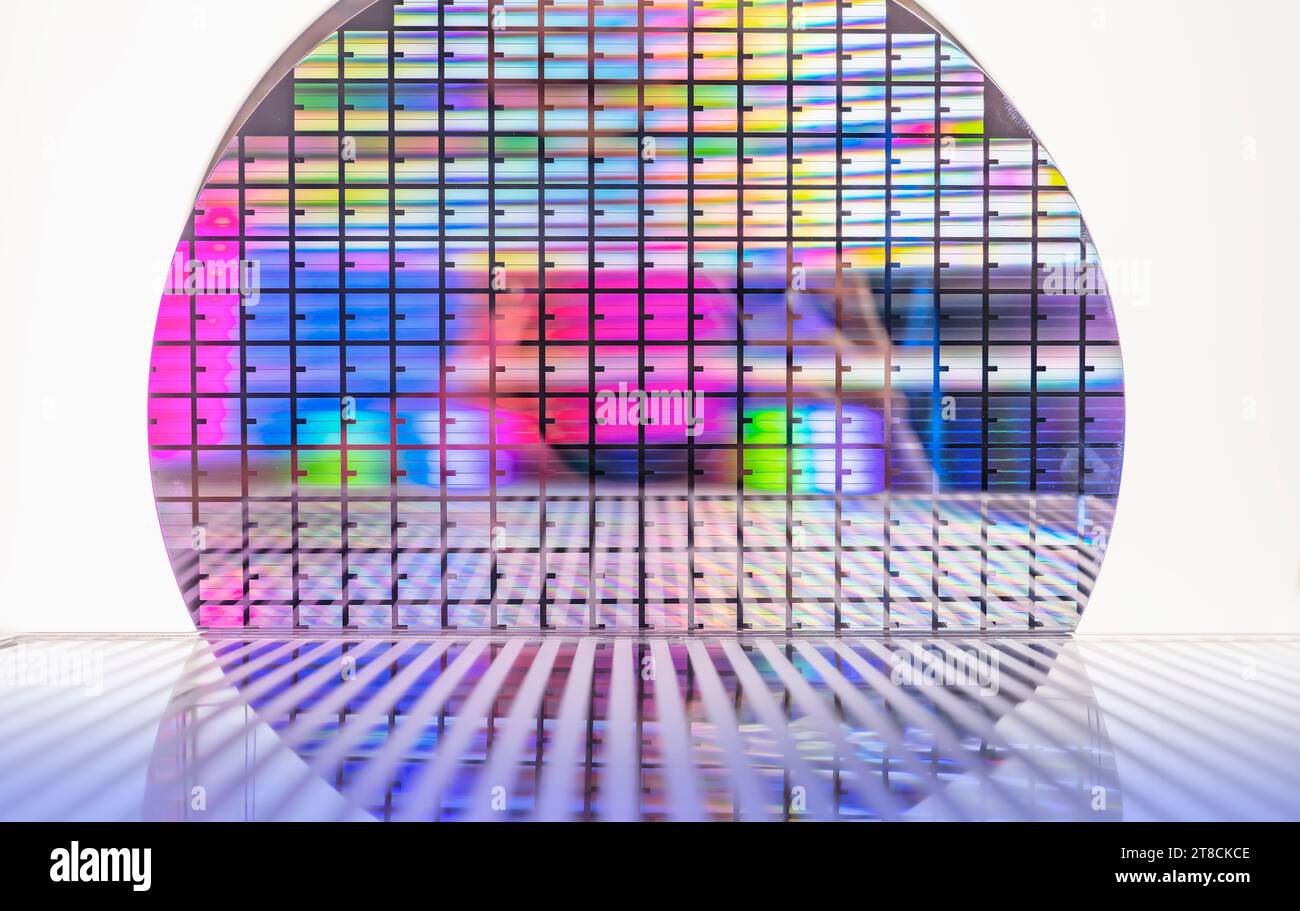 Silizium-Wafer mit Mikrochips, die in der Elektronik zur Herstellung integrierter Schaltungen verwendet werden. Stockfoto
