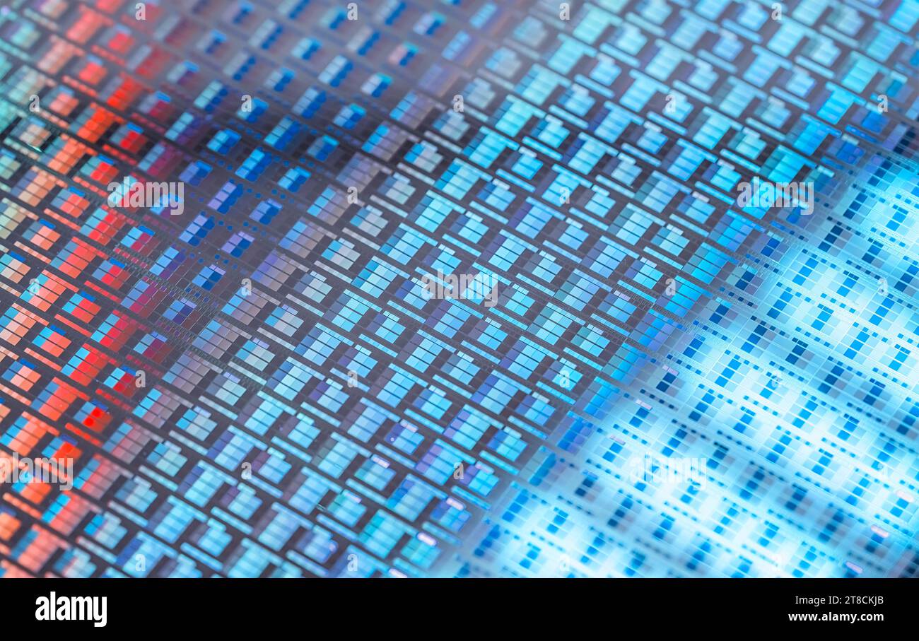 Silizium-Wafer mit Mikrochips, die in der Elektronik zur Herstellung integrierter Schaltungen verwendet werden. Stockfoto