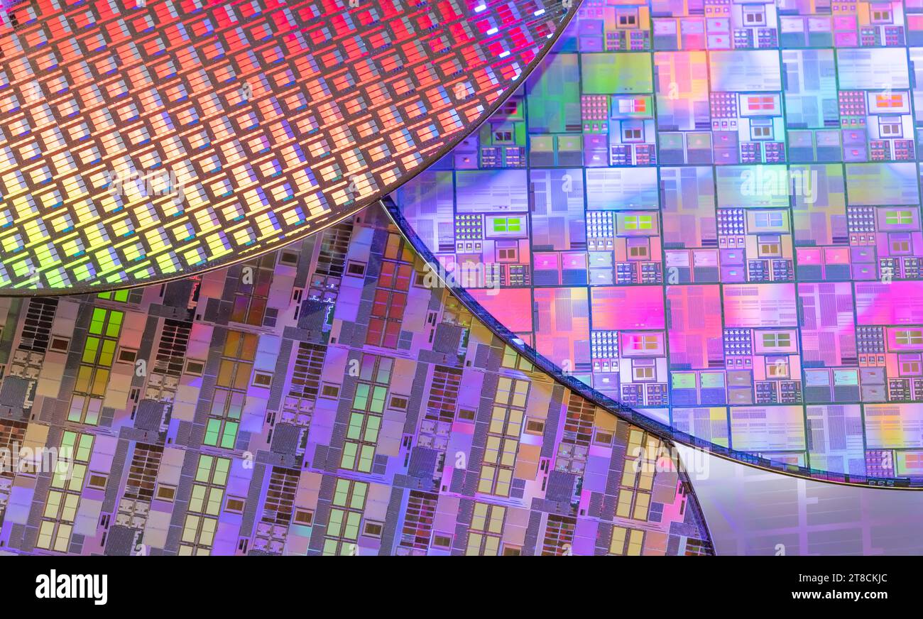 Silizium-Wafer mit Mikrochips, die in der Elektronik zur Herstellung integrierter Schaltungen verwendet werden. Stockfoto