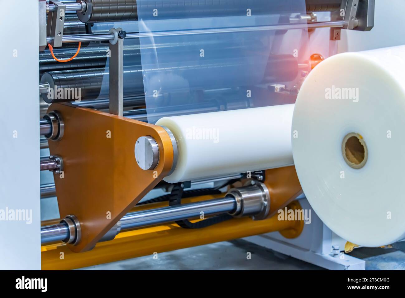 Laminieren und Zurückspulen Art der Schutzfilmmaschine mit Aufspannung Rollen automatische Kantenanleimmaschine Stockfoto