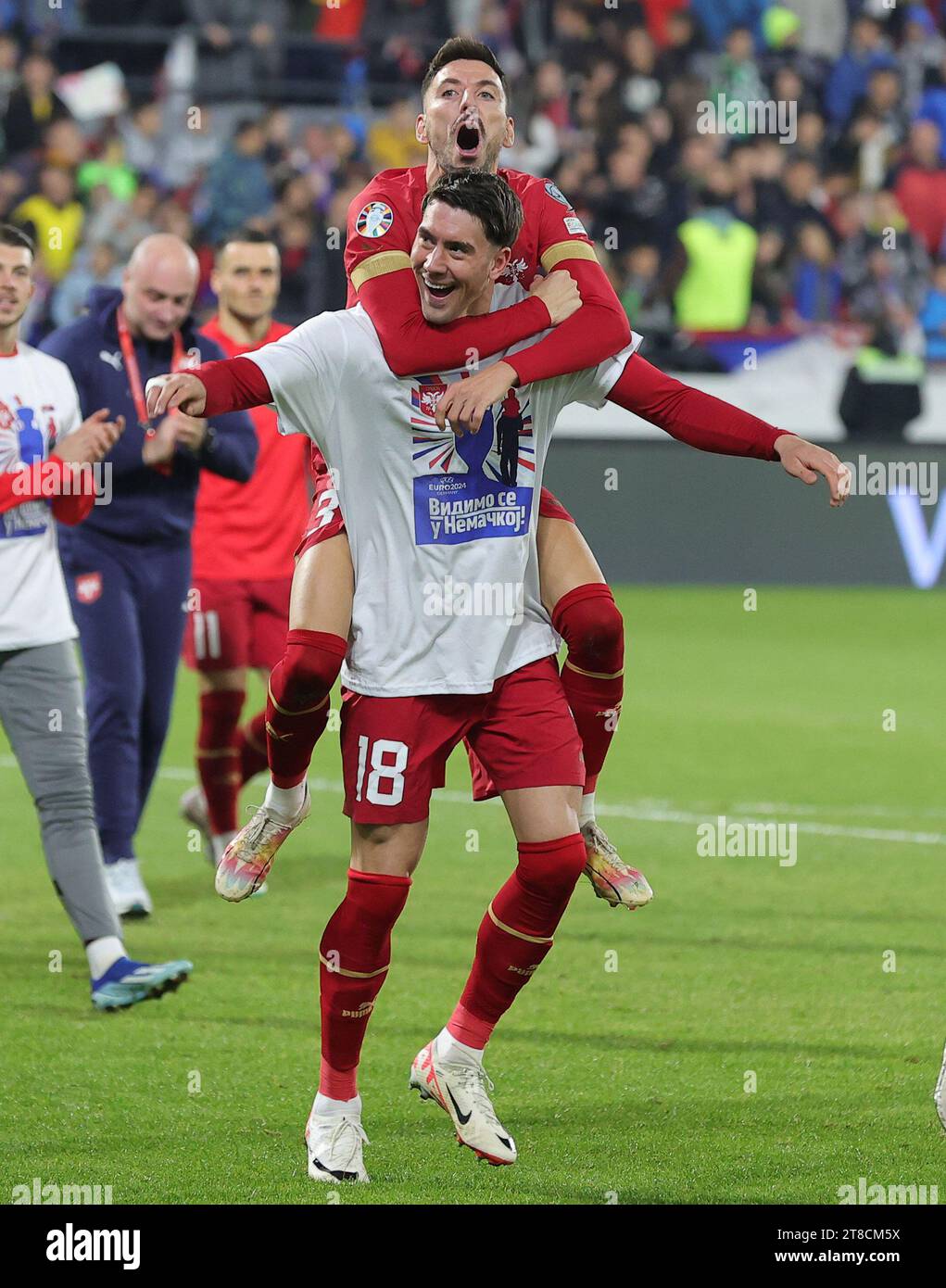 Leskovac. November 2023. Der serbische Dusan Vlahovic (TOP) und Filip Mladenovic feiern nach dem Qualifikationsspiel der Gruppe G zur UEFA EURO 2024 zwischen Serbien und Bulgarien am 19. November 2023 in Leskovac, Serbien. Quelle: Predrag Milosavljevic/Xinhua/Alamy Live News Stockfoto