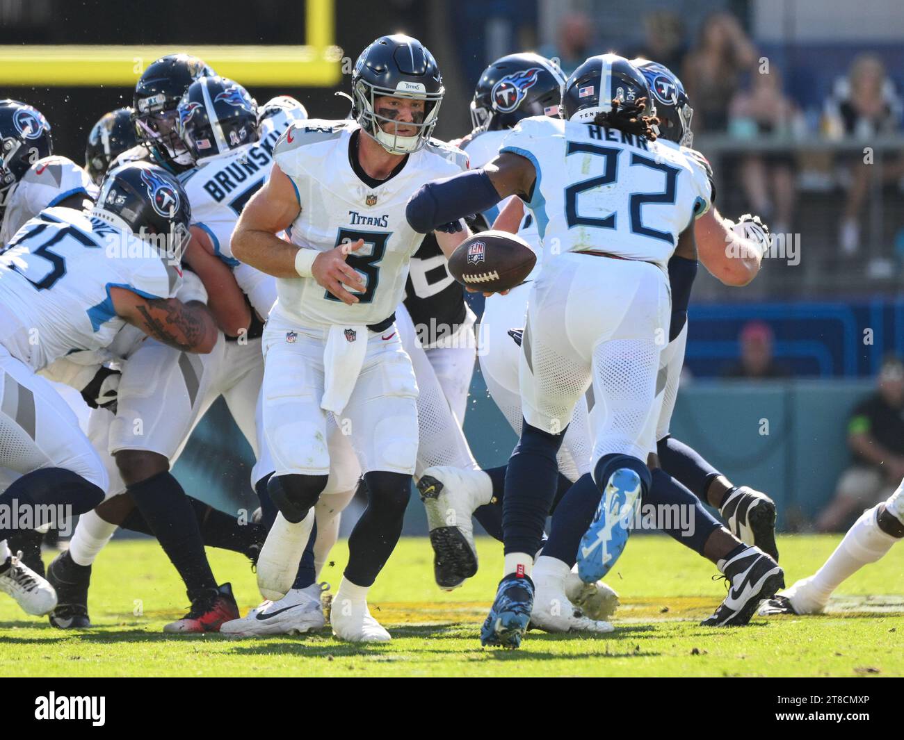 Jacksonville, FL, USA. November 2023. Tennessee Titans Quarterback will Levis (8) übergibt den Ball an Tennessee Titans Running Back Derrick Henry (22) in der ersten Spielhälfte gegen die Jacksonville Jaguars in Jacksonville, FL. Romeo T Guzman/CSM (Kreditbild: © Romeo Guzman/Cal Sport Media). Quelle: csm/Alamy Live News Stockfoto