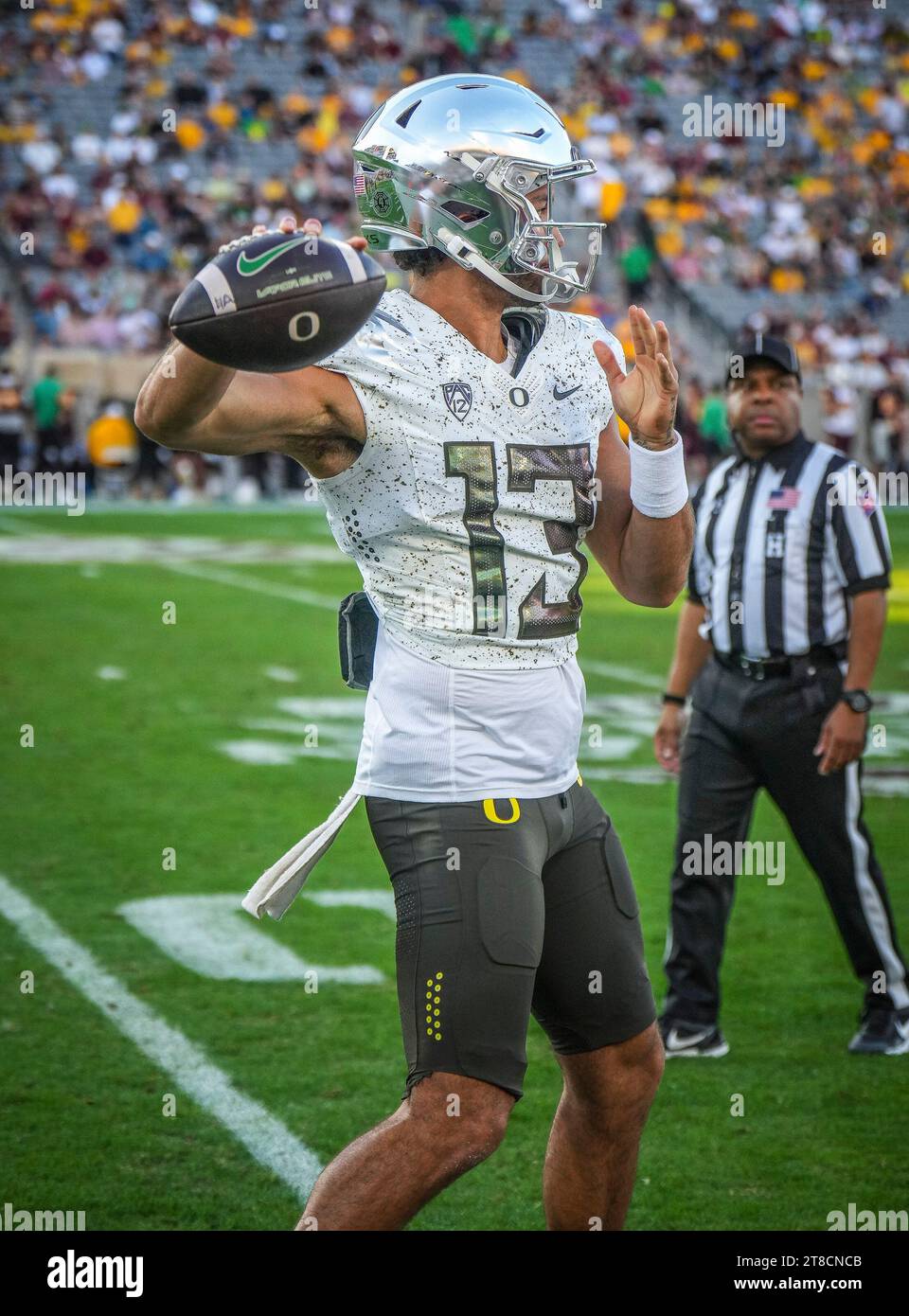 Gilbert, Arizona, USA. November 2023. Ty Thompson (3) wärmt sich während des 3. Viertels im Mountain America Stadium auf. Die Arizona State Sundevils waren Gastgeber der Oregon Ducks (Credit Image: © Steven Davis/ZUMA Press Wire) NUR FÜR REDAKTIONELLE ZWECKE! Nicht für kommerzielle ZWECKE! Stockfoto