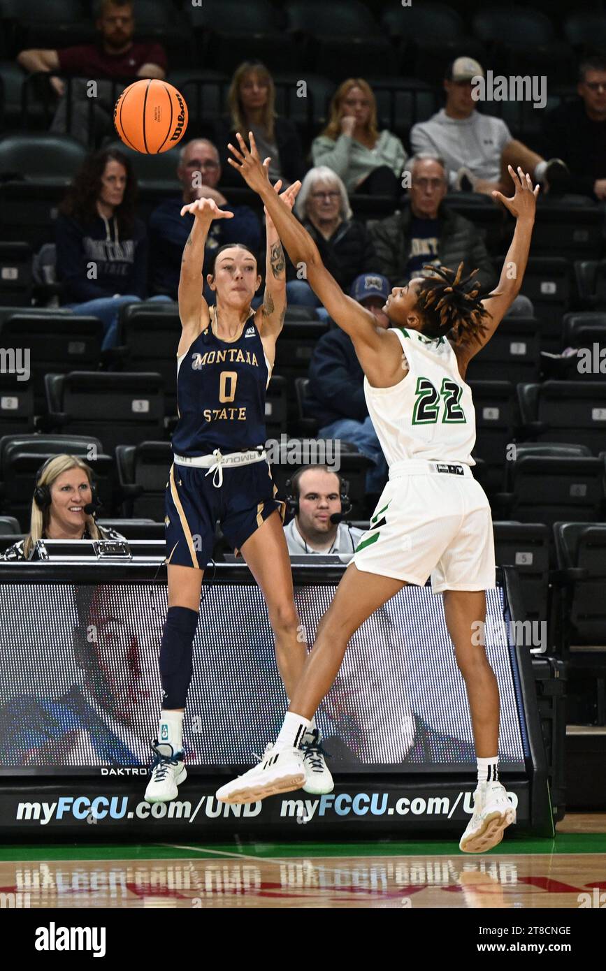 Die Montana State Bobcats Guardin Madison Hall (0) wird während eines NCAA-Basketballspiels zwischen den Montana State Bobcats und der University of North Dakota Fighting Hawks im Betty Engelstad Sioux Center in Grand Forks von Rakiyah Beal (22) verteidigt. Sonntag, 19. November 2023. Montana State gewann 60:53. Russell Hons/CSM (Bild: © Russell Hons/Cal Sport Media) Stockfoto