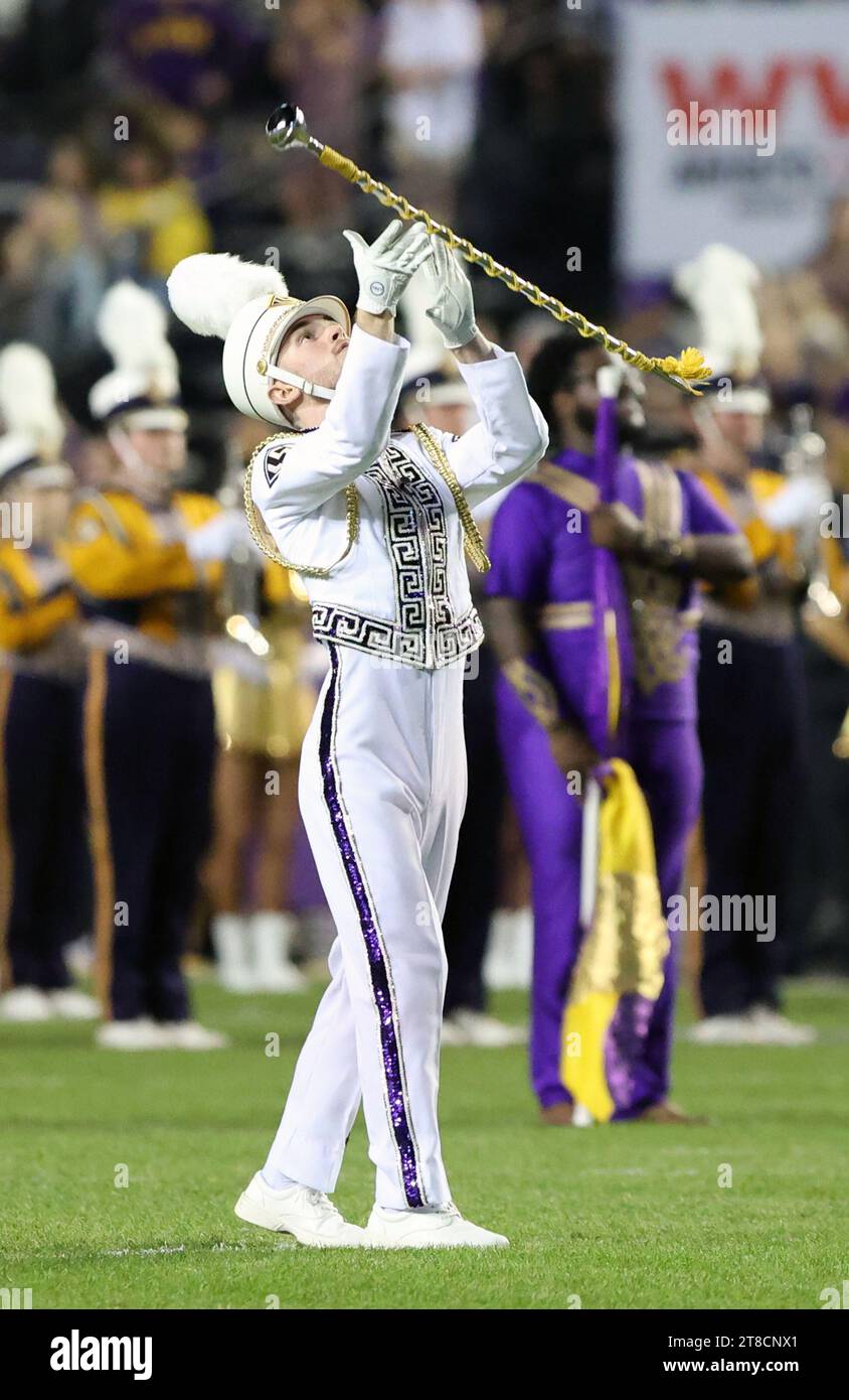 Baton Rouge, USA. November 2023. Die LSU Tigers Marching Band aus Tigerland tritt am Samstag, den 18. November 2023, im Tiger Stadium in Baton Rouge, Louisiana, auf. (Foto: Peter G. Forest/SIPA USA) Credit: SIPA USA/Alamy Live News Stockfoto