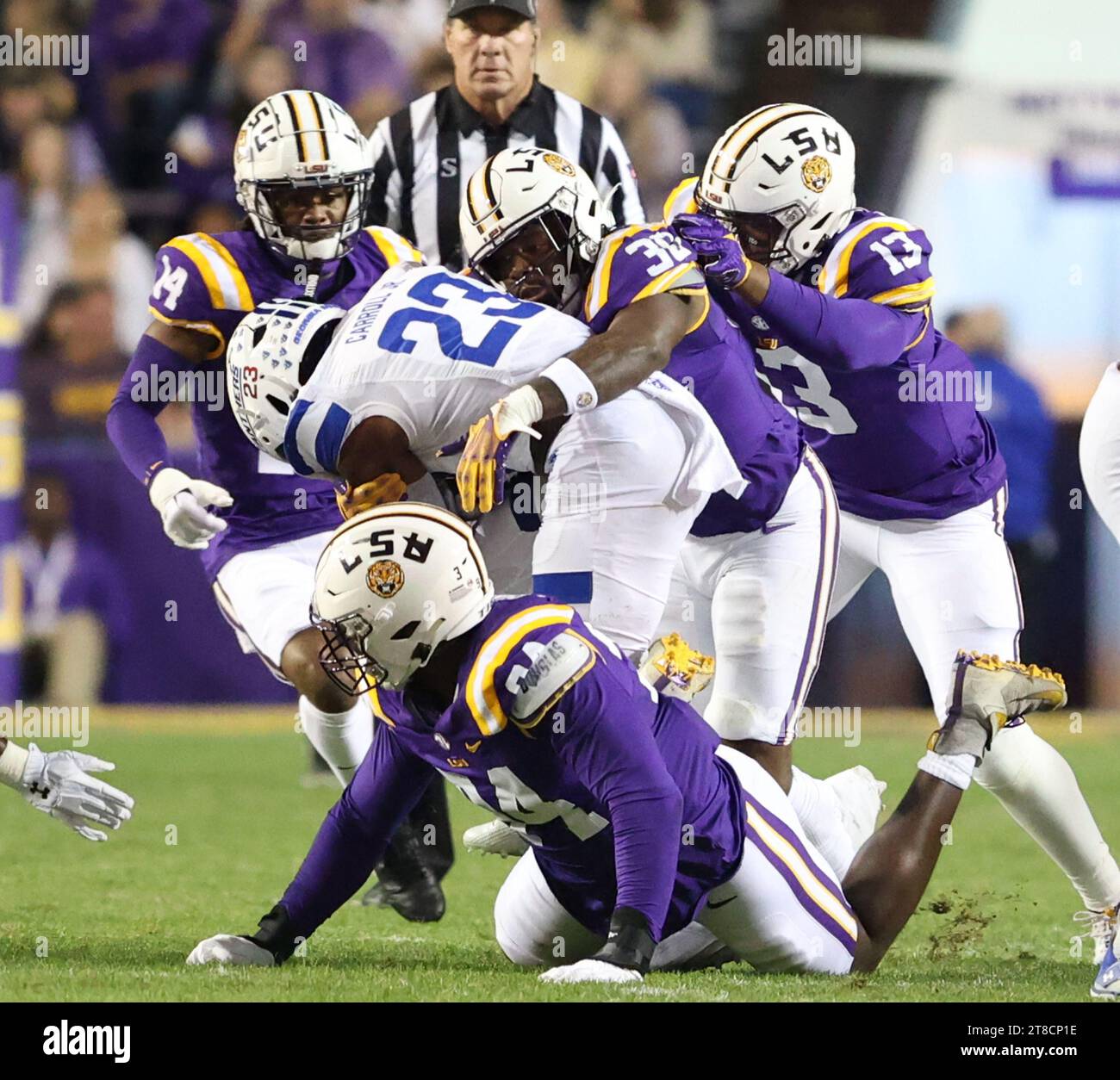 Baton Rouge, USA. November 2023. LSU Tigers Safety Andre' Sam (14) und Linebacker Greg Penn III (30) bekämpfen beide Georgia State Panthers, die Marcus Carroll (23) während eines College-Football-Spiels im Tiger Stadium in Baton Rouge, Louisiana am Samstag, den 18. November 2023, zurücklaufen. (Foto: Peter G. Forest/SIPA USA) Credit: SIPA USA/Alamy Live News Stockfoto