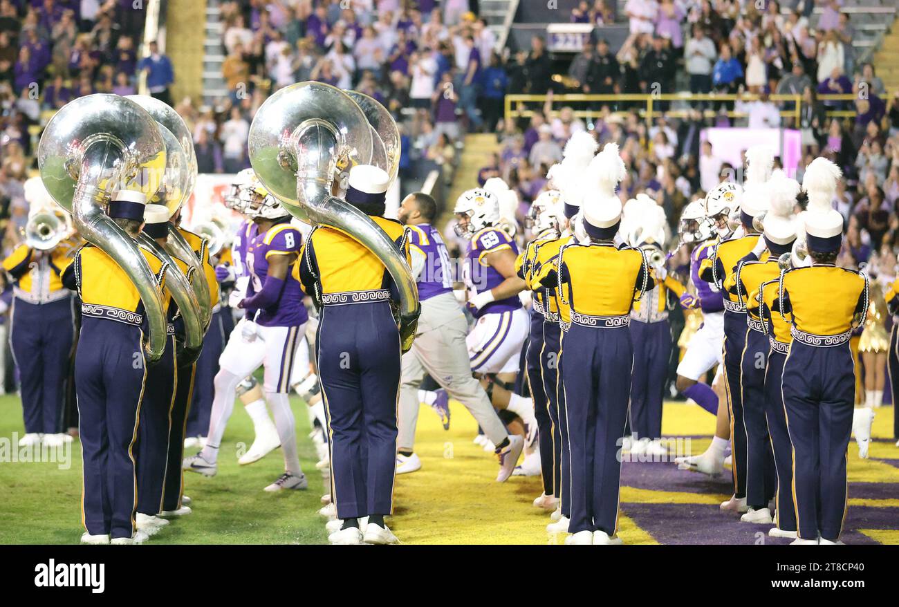 Baton Rouge, USA. November 2023. Die LSU Tigers kommen am Samstag, den 18. November 2023, im Tiger Stadium in Baton Rouge, Louisiana auf das Feld. (Foto: Peter G. Forest/SIPA USA) Credit: SIPA USA/Alamy Live News Stockfoto