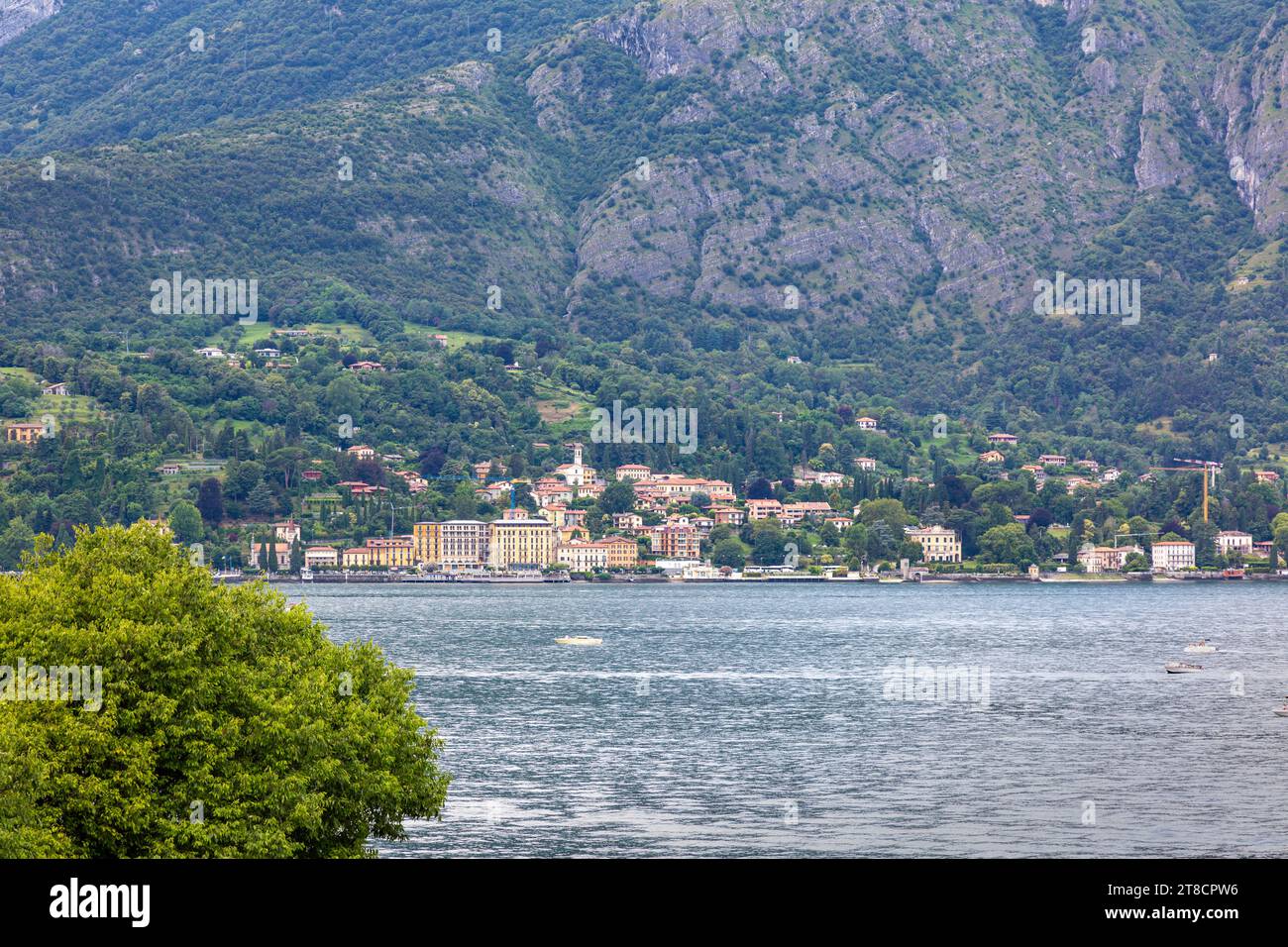 Die Stadt Cadenabbia am See, Lombardei, Italien von der anderen Seite des Comer Sees. Stockfoto