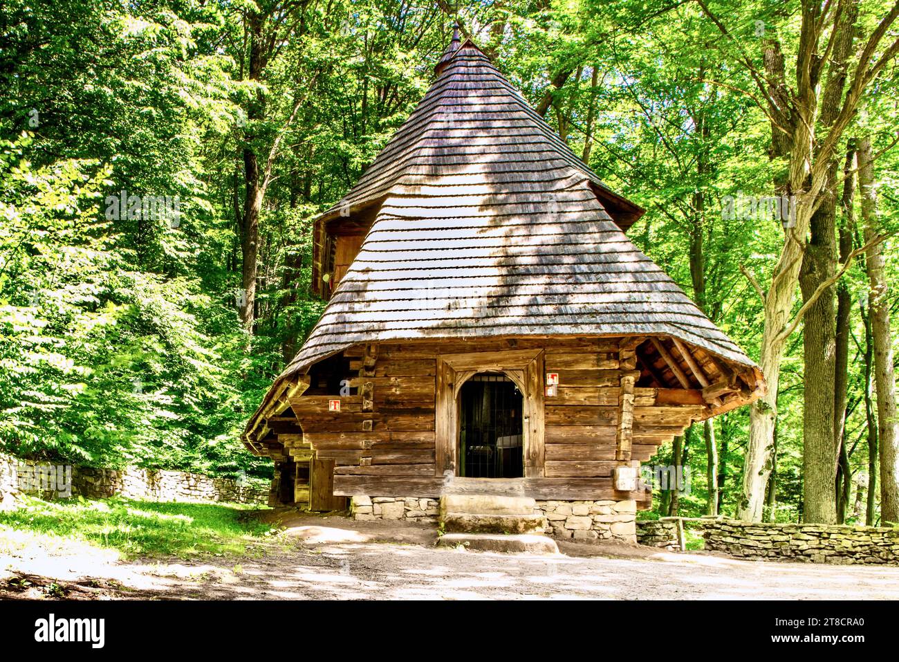 Ein Fragment eines traditionellen polnischen Hauses mit einem Strohdach und einer Holztür im nationalen Stil. Sanok, Polen. Stockfoto