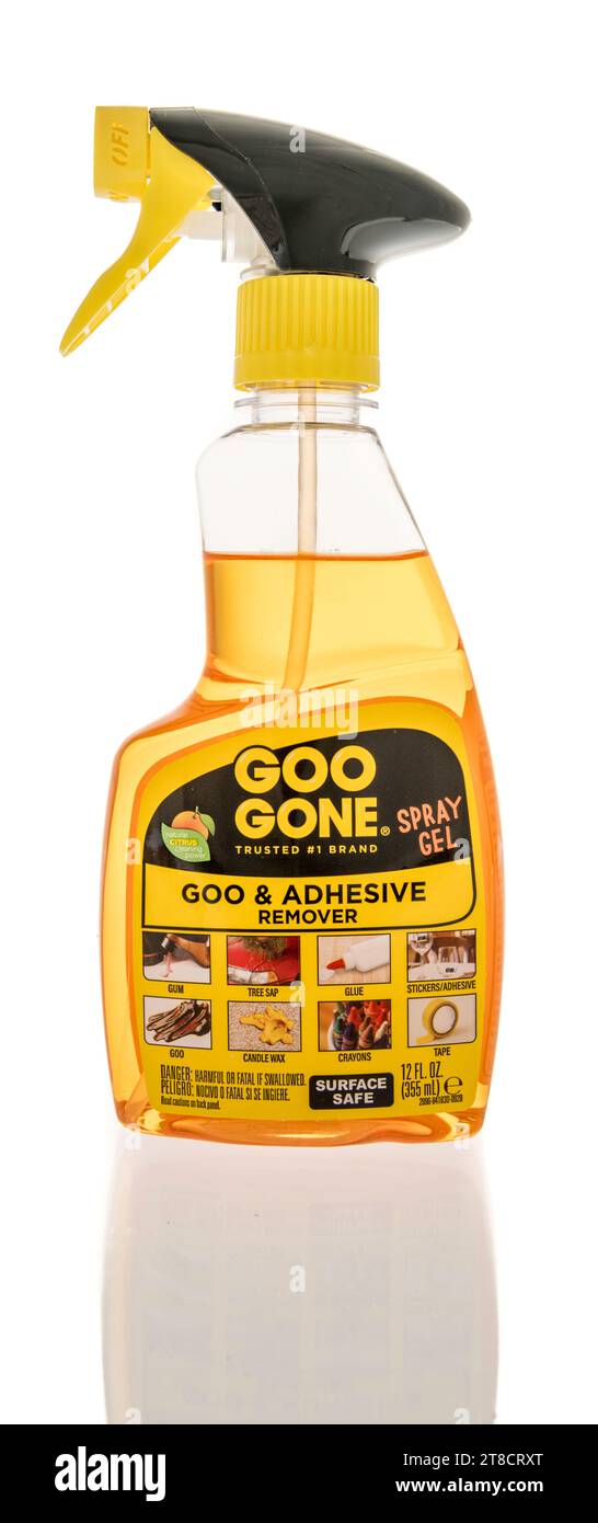 Winneconne, WI - 28. Oktober 2023: Eine Packung Goo Gone Goo und Klebstoffentferner Spray Gel auf einem isolierten Hintergrund Stockfoto