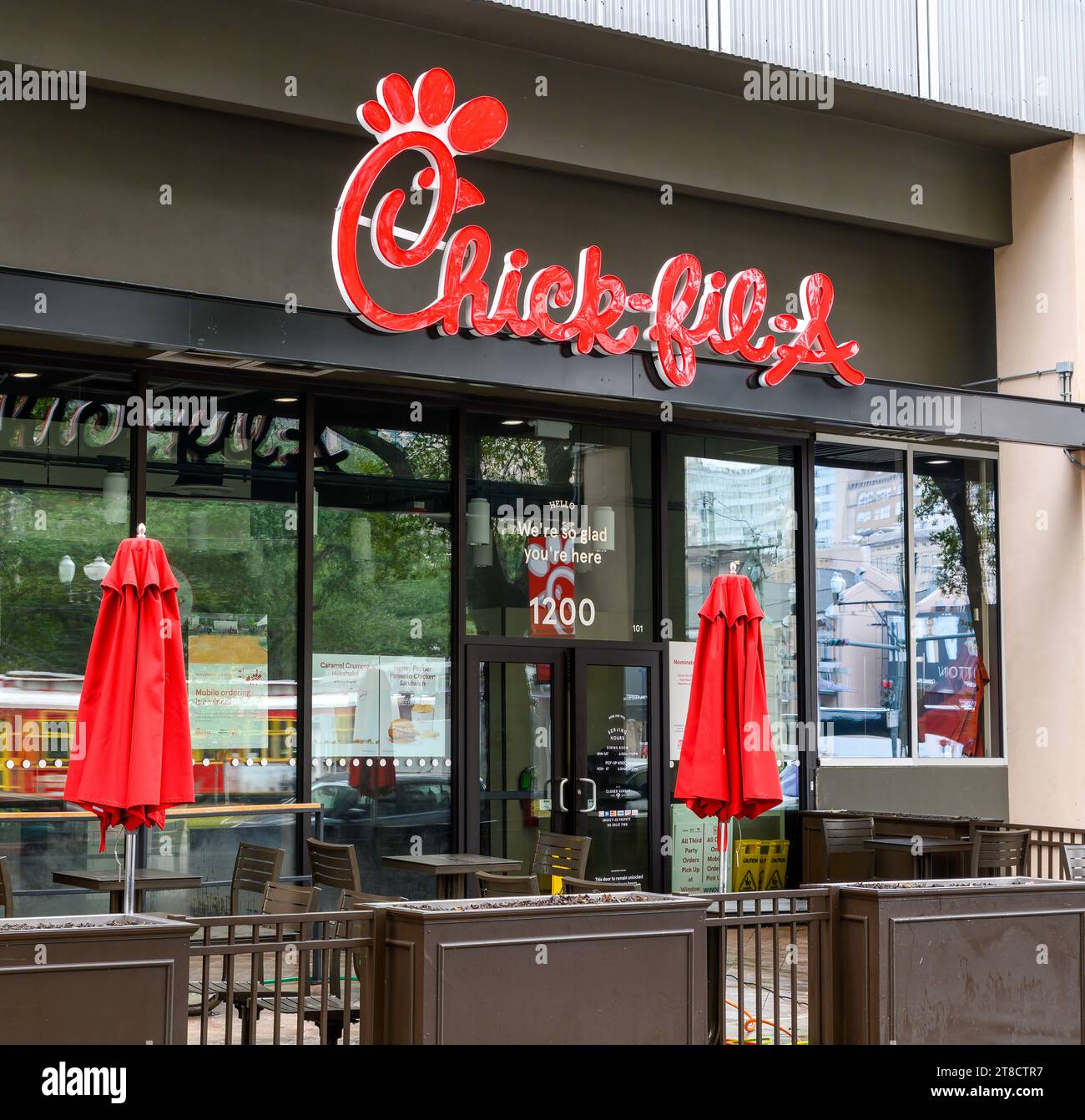 NEW ORLEANS, LA, USA - 12. NOVEMBER 2023: Chick-Fil-Ein Fast-Food-Restaurant in der Innenstadt von New Orleans Stockfoto