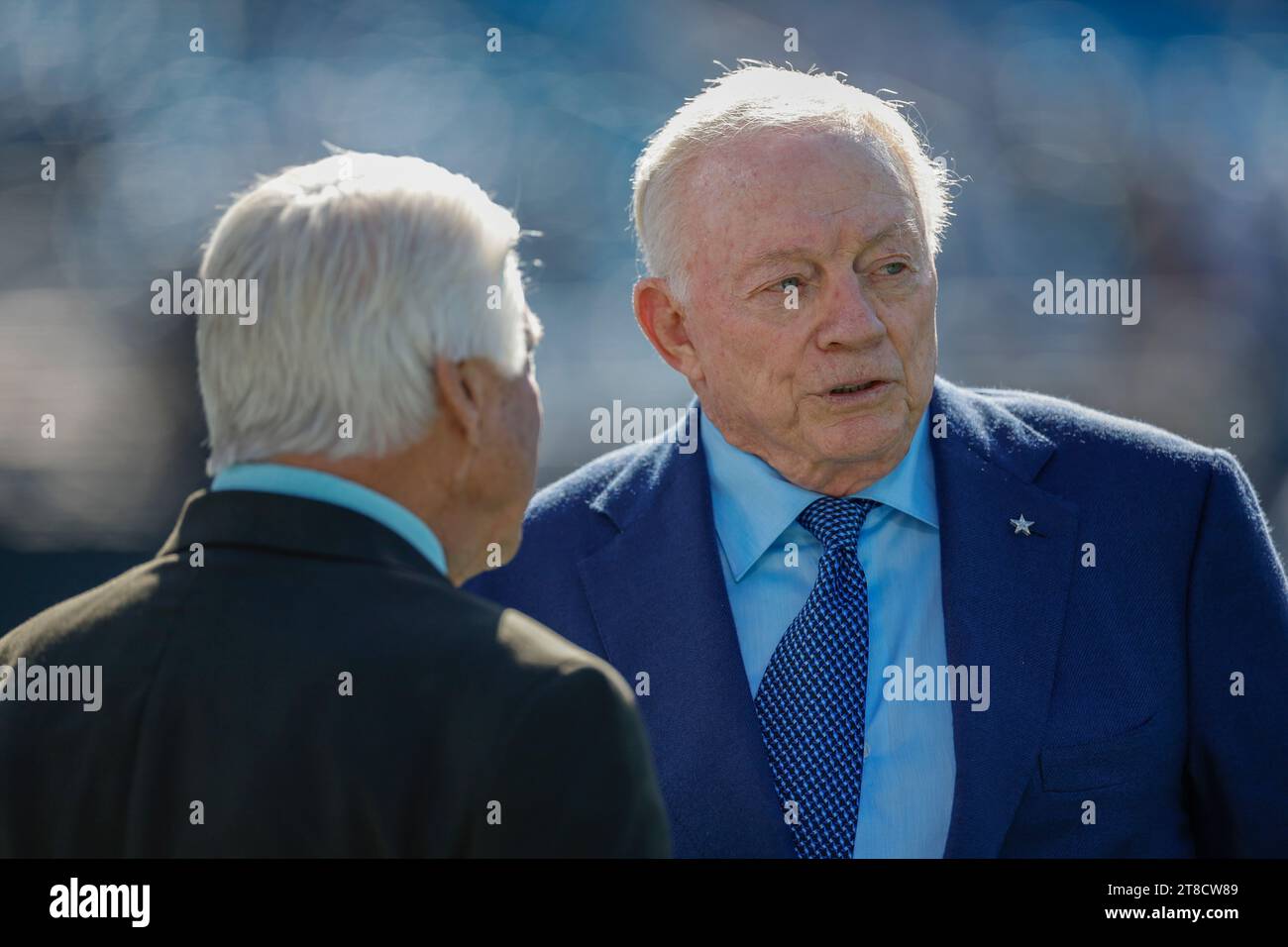 Charlotte, NC USA: Der Sportanalytiker und ehemalige Trainer der Dallas Cowboys Jimmy Johnson spricht mit Jerry Jones, dem Besitzer der Cowboys, bevor er gegen die NFL spielt Stockfoto