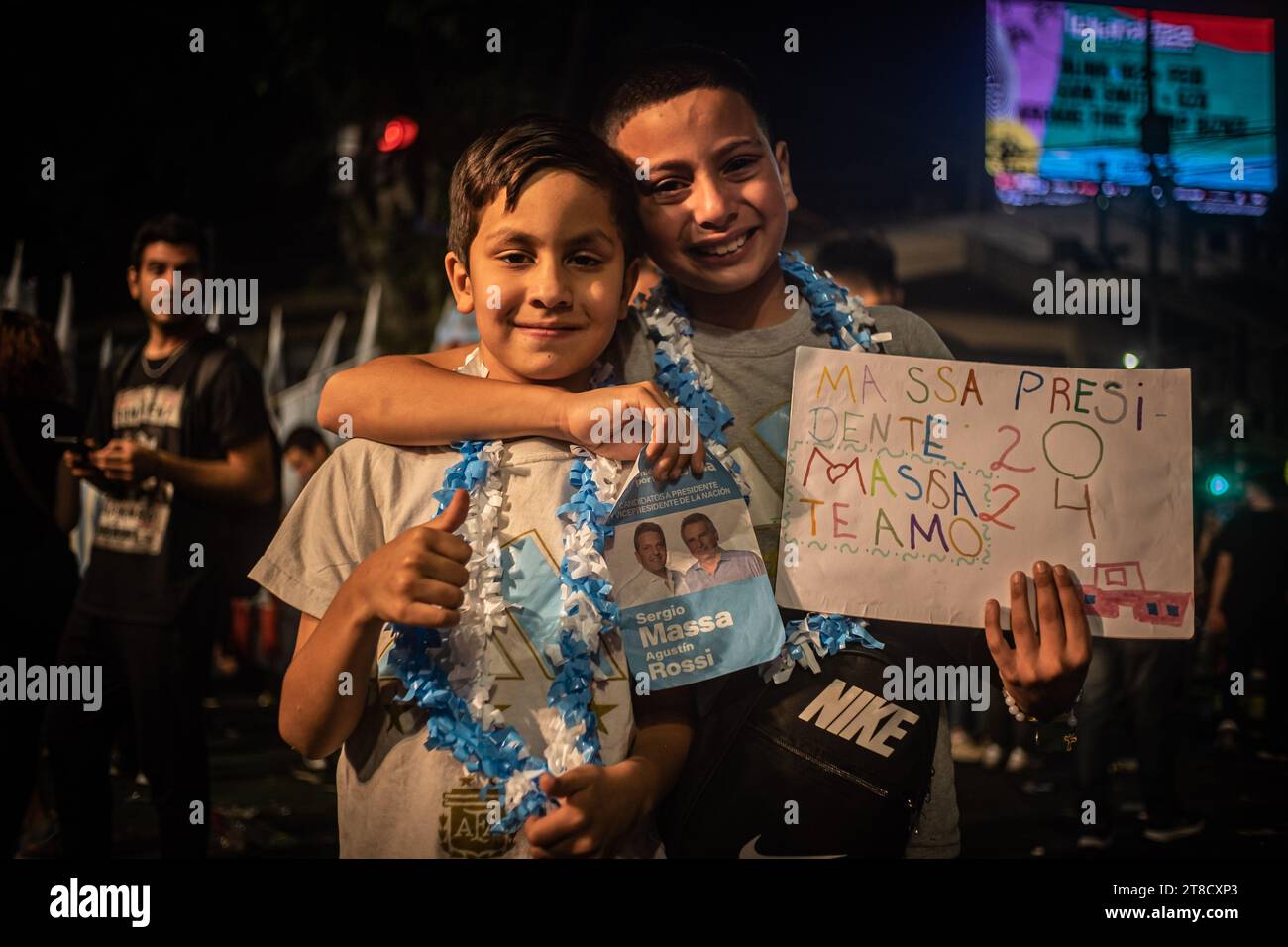 Buenos Aires, Buenos Aires, Argentinien. November 2023. Die Kinder halten eine Abstimmung mit dem Gesicht des Präsidentschaftskandidaten für Union por la Patria, Sergio Massa (Bild: © Daniella Fernandez Realin/ZUMA Press Wire), NUR REDAKTIONELLE VERWENDUNG! Nicht für kommerzielle ZWECKE! Quelle: ZUMA Press, Inc./Alamy Live News Stockfoto