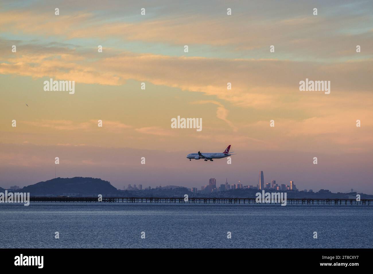 San Francisco Skyline und San Francisco International Airport (SFO) bei Sonnenuntergang vom Bayside Park in Burlingame, Kalifornien Stockfoto