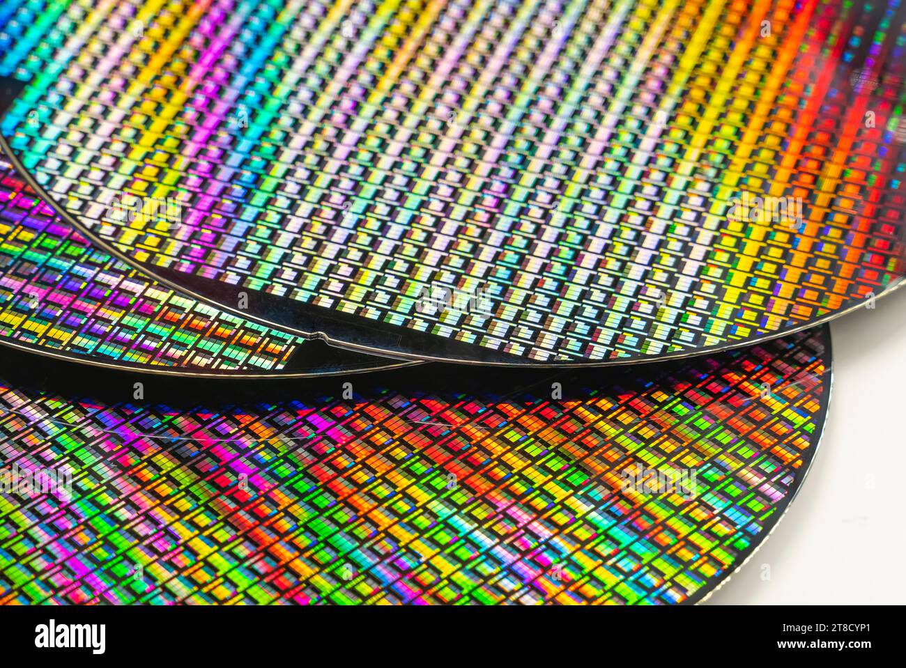 Makro aus Silizium-Wafer-Halbleiter mit Neonfarbe, integrierte Schaltungen zur Herstellung von CPU und GPU Stockfoto