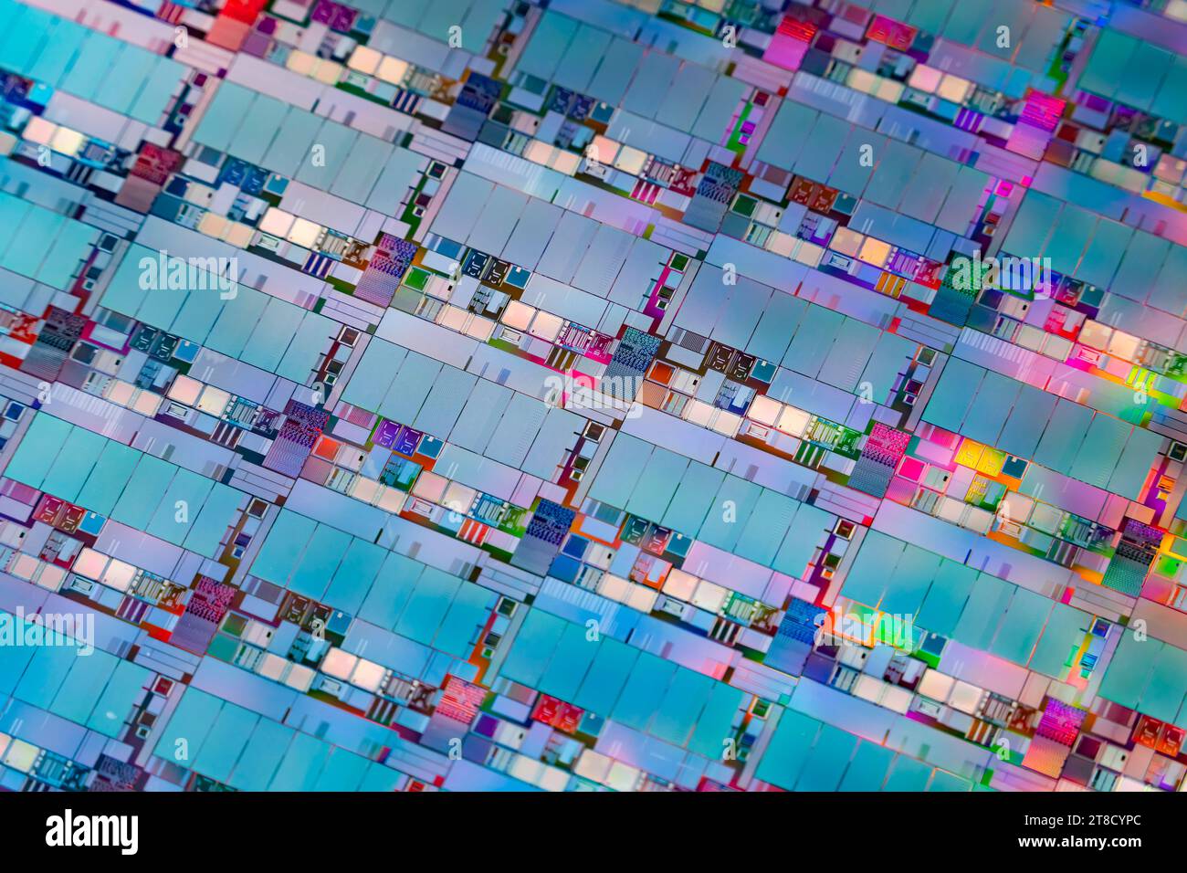 Silizium-Wafer-Halbleiter mit Neonfarbe, integrierte Schaltungen zur Herstellung von CPU und GPU Stockfoto