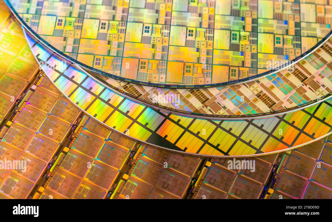 Silizium-Wafer mit Mikrochips, die in der Elektronik zur Herstellung integrierter Schaltungen verwendet werden. Stockfoto