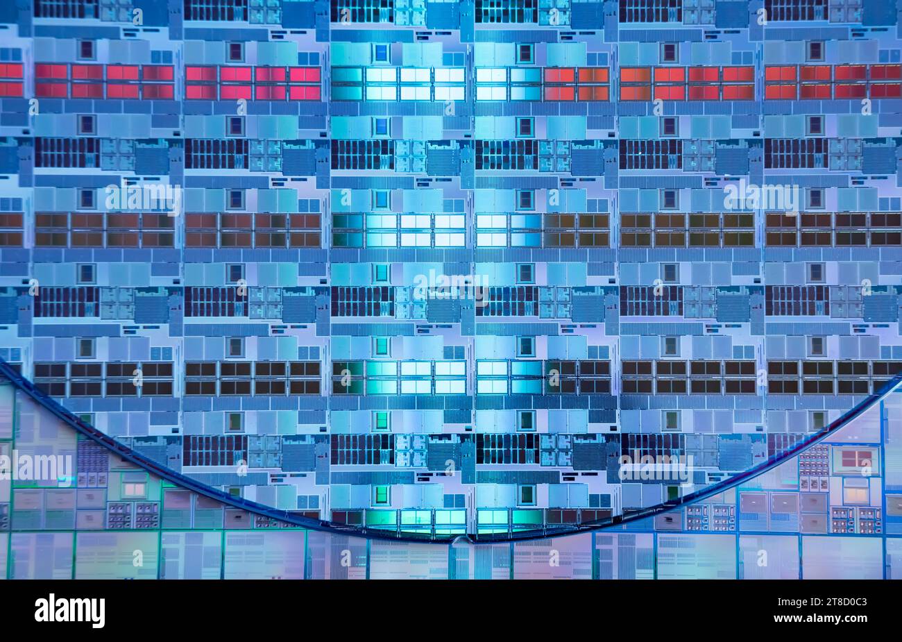 Silizium-Wafer mit Mikrochips, die in der Elektronik zur Herstellung integrierter Schaltungen verwendet werden. Stockfoto