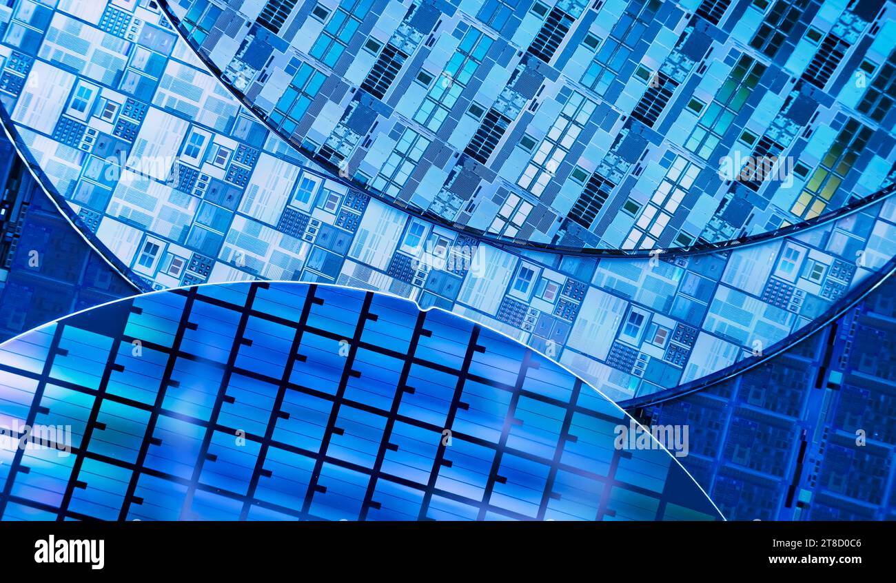 Silizium-Wafer mit Mikrochips, die in der Elektronik zur Herstellung integrierter Schaltungen verwendet werden. Stockfoto