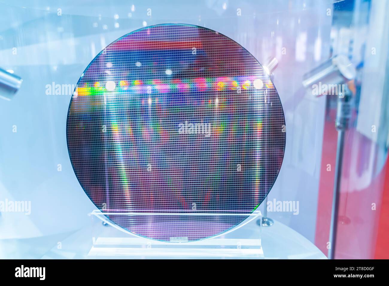 Silizium-Wafer mit Mikrochips, die in der Elektronik für die Herstellung von integrierten Schaltungen verwendet werden Stockfoto