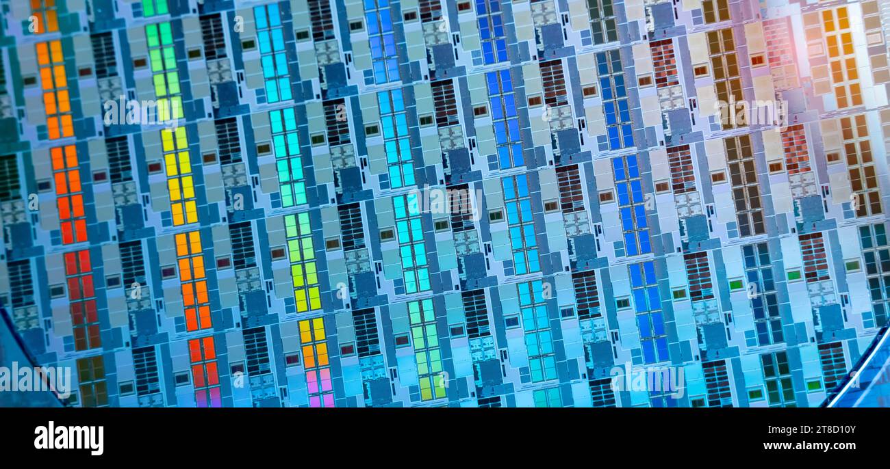 Silizium-Wafer-Halbleiter mit Neonfarbe, integrierte Schaltungen zur Herstellung von CPU und GPU Stockfoto