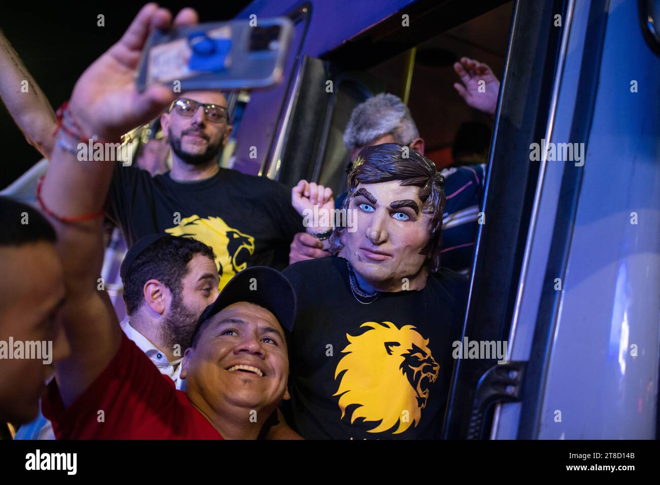 20. November 2023, Argentinien, Buenos Aires: Die Anhänger des Parteikandidaten Milei, La Libertad Avanza, feiern nach seinem Sieg in der zweiten Runde der Präsidentschaftswahlen auf dem Obelisco. Foto: Santiago Mazzarovich/dpa Stockfoto