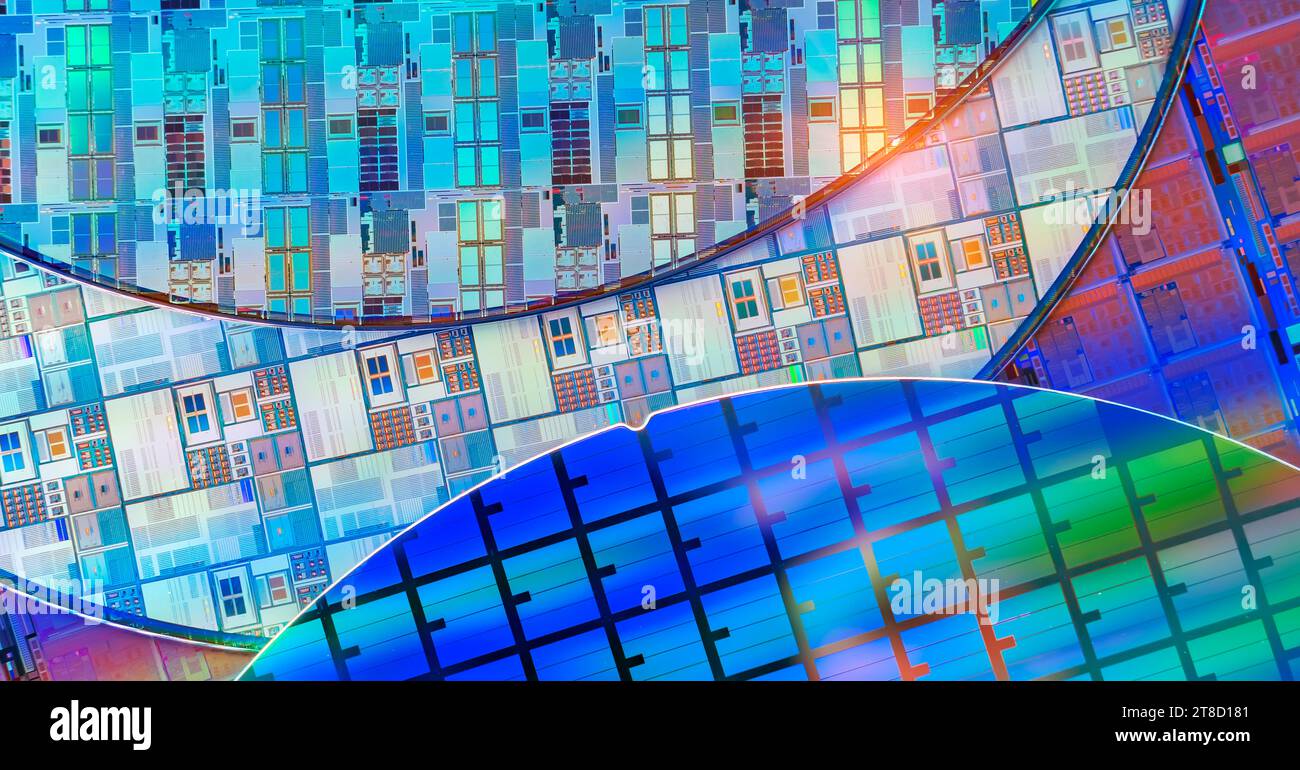 Silizium-Wafer mit Mikrochips, die in der Elektronik zur Herstellung integrierter Schaltungen verwendet werden. Stockfoto
