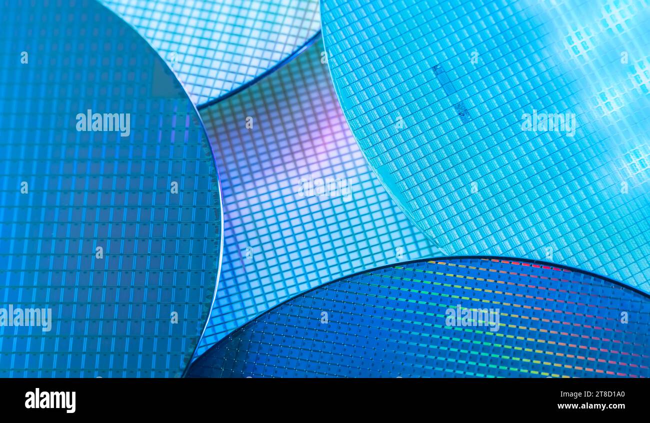 Silizium-Wafer mit Mikrochips, die in der Elektronik zur Herstellung integrierter Schaltungen verwendet werden. Stockfoto