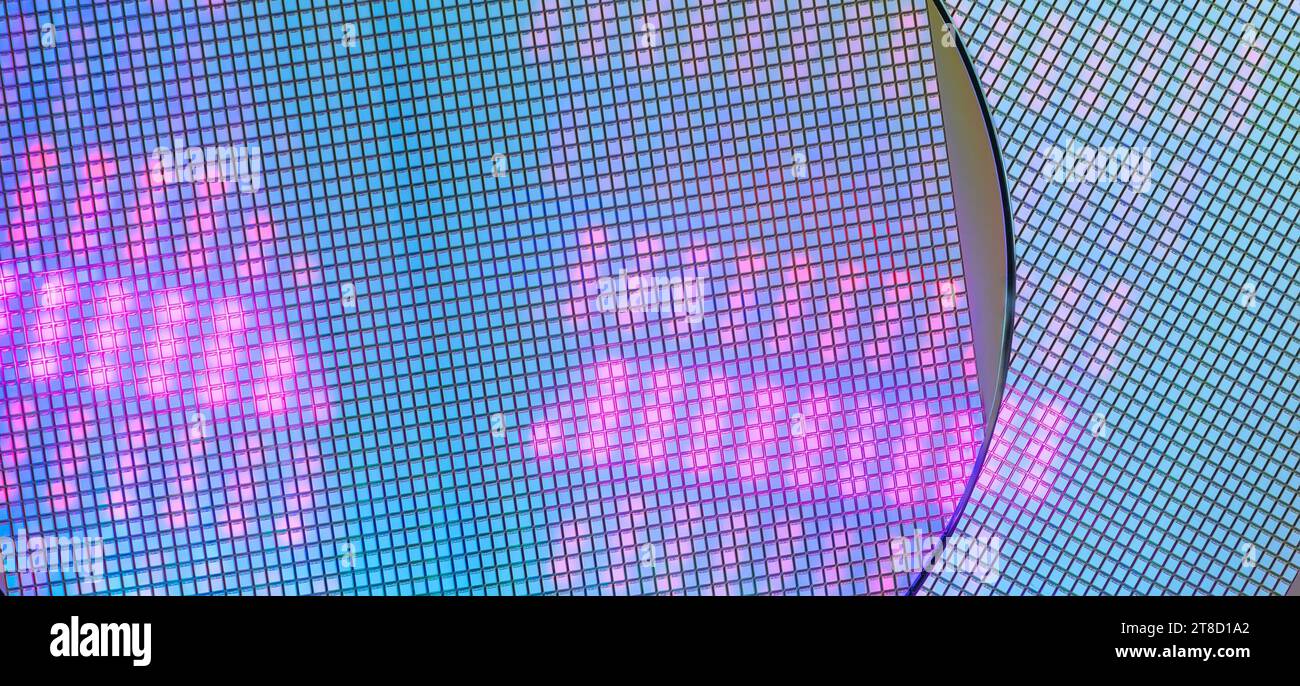 Silizium-Wafer mit Mikrochips, die in der Elektronik zur Herstellung integrierter Schaltungen verwendet werden. Stockfoto