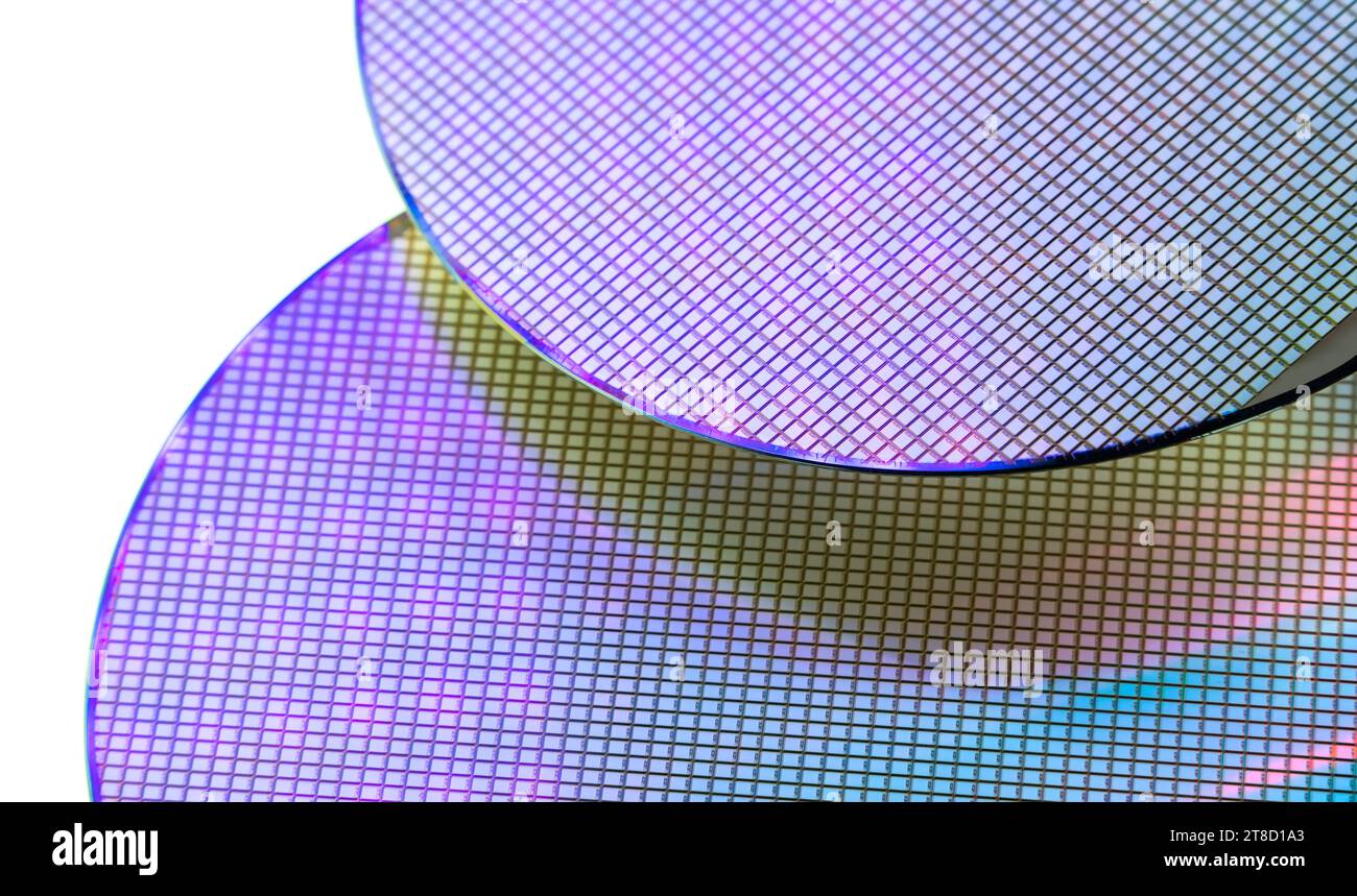 Silizium-Wafer mit Mikrochips, die in der Elektronik zur Herstellung integrierter Schaltungen verwendet werden. Stockfoto